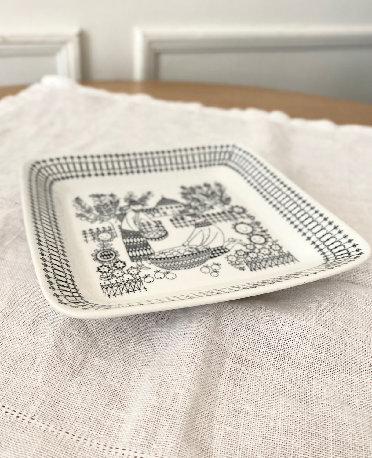 Square plate Arabia Finland Emilia series 1959 designer Raija Uosikkinen