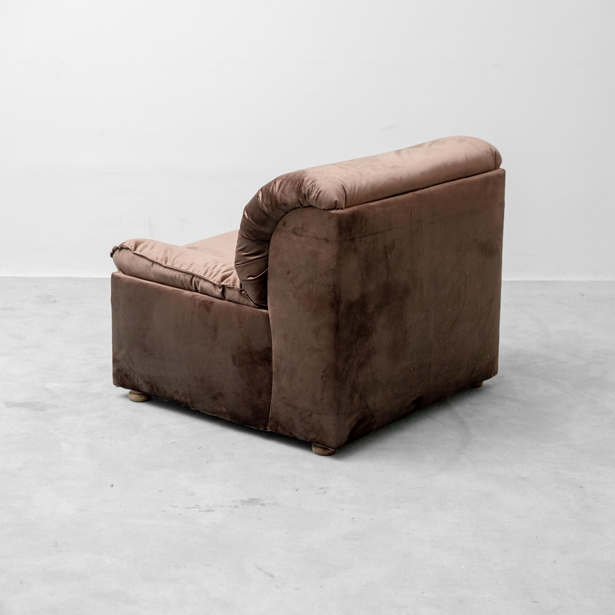 Pair of vintage lounge armchairs in brown velvet – 1970s