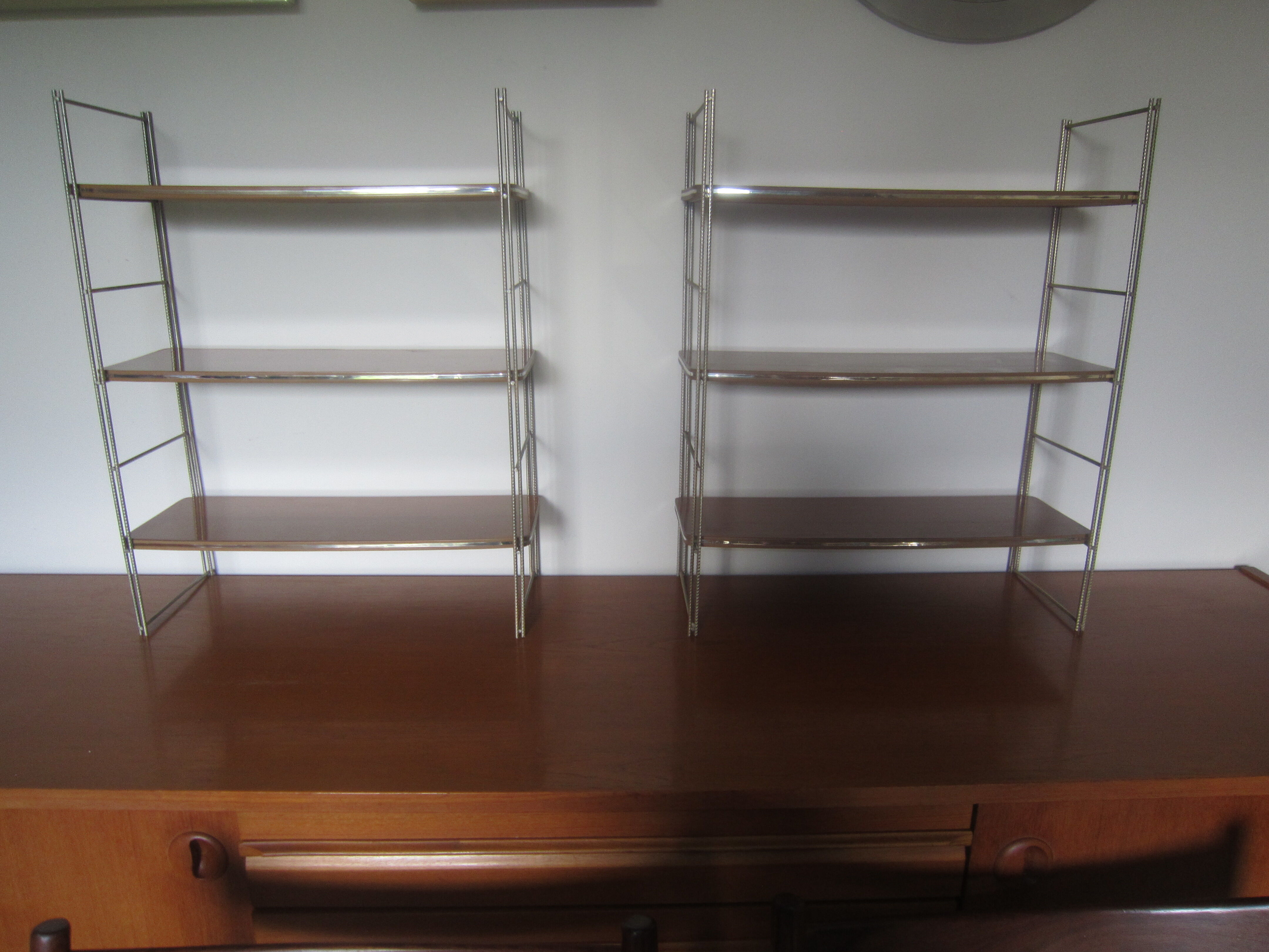 Étagère en bois et formica string doré