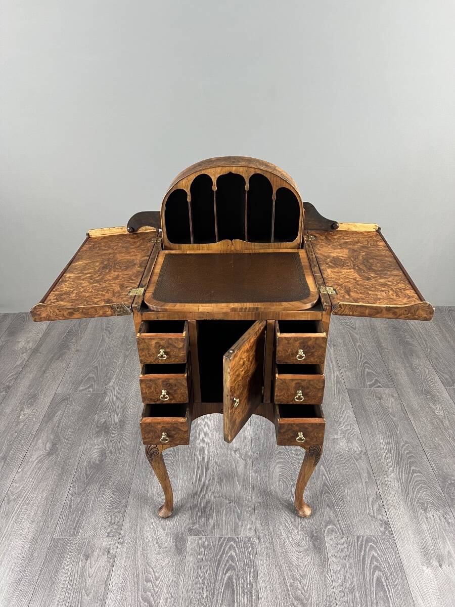 Bureau de style Queen Anne en placage de loupe de noyer, XXe siècle