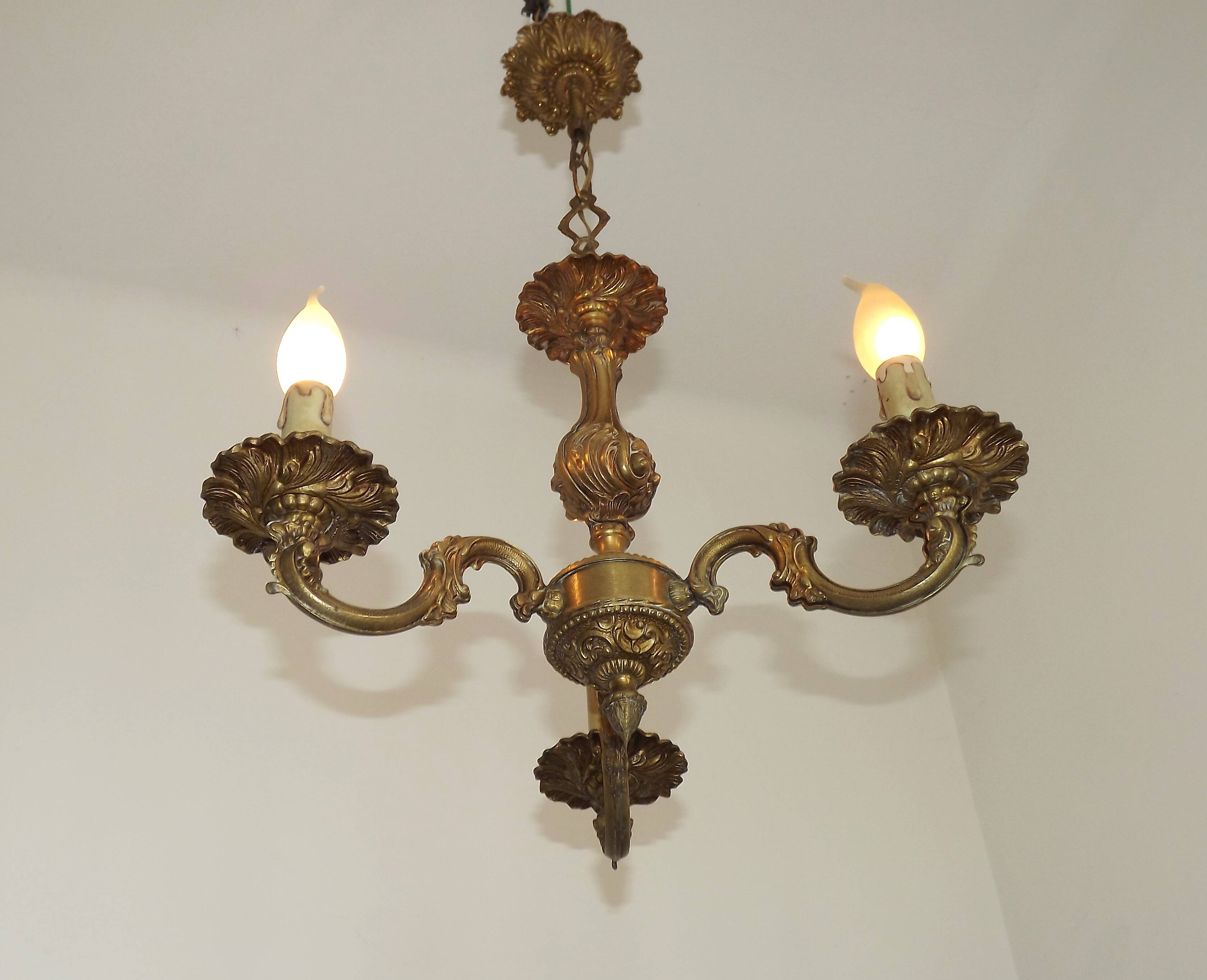 Chandelier en bronze à 3 lumières de style baroque vintage français avec des détails floraux.