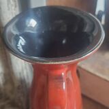 Vintage Français années 1960 Jean de Lespinasse, JdL 330, Vase ovale émaillé rouge avec portrait féminin.