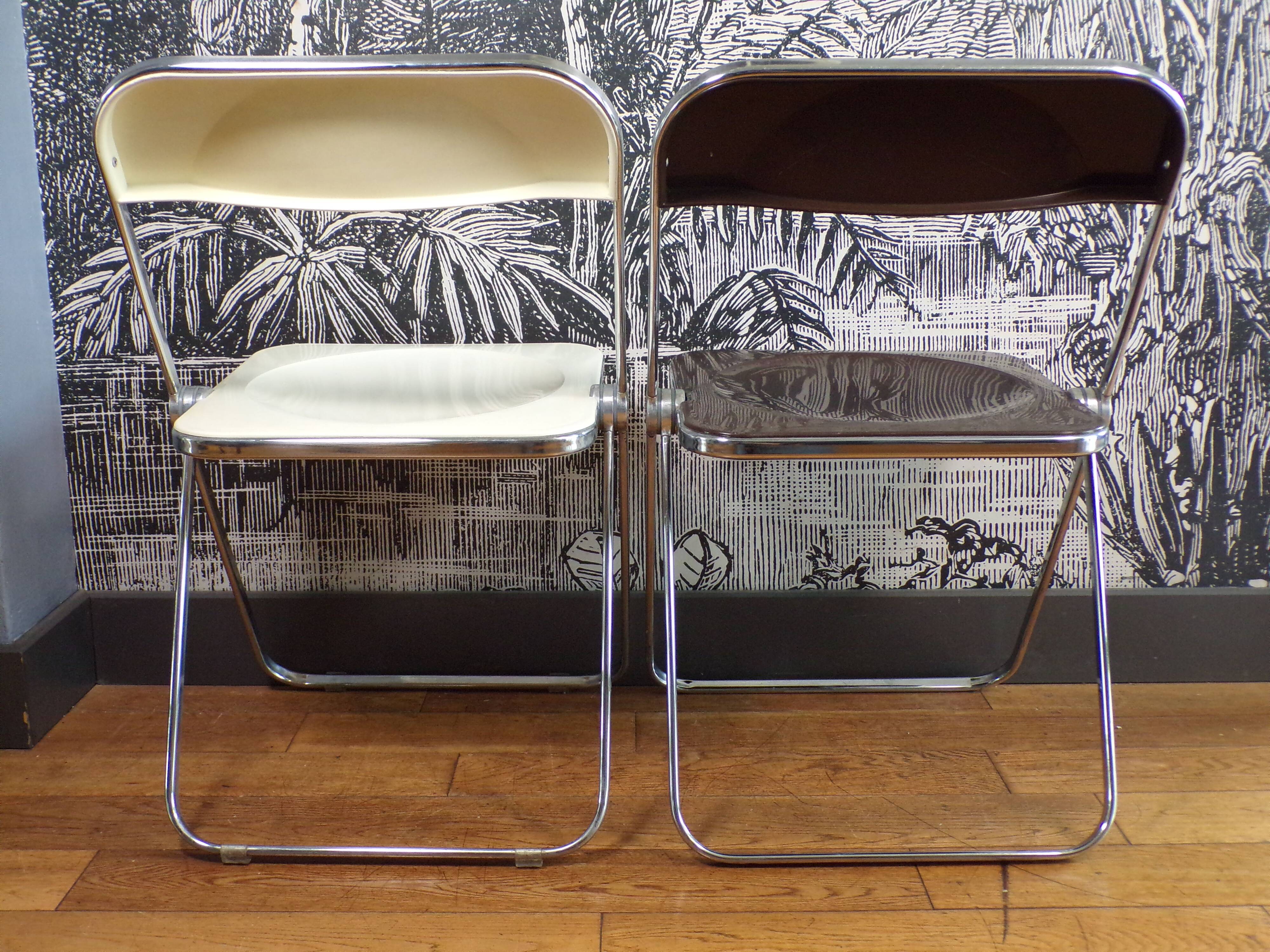 Duo of white and brown Piretti plia chairs