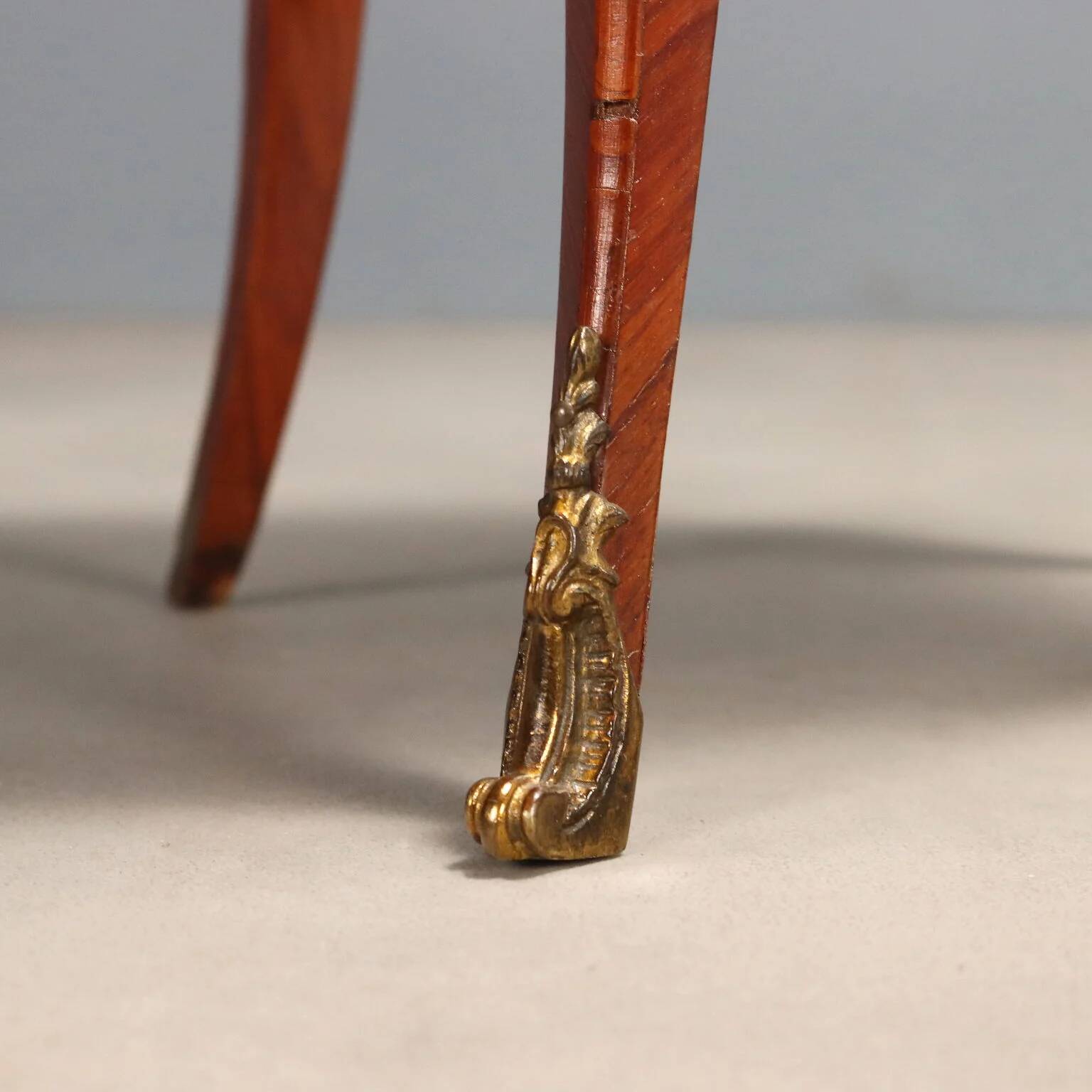 Table de chevet ancienne Louis XV en chêne plaqué bois de rose, XIXe siècle