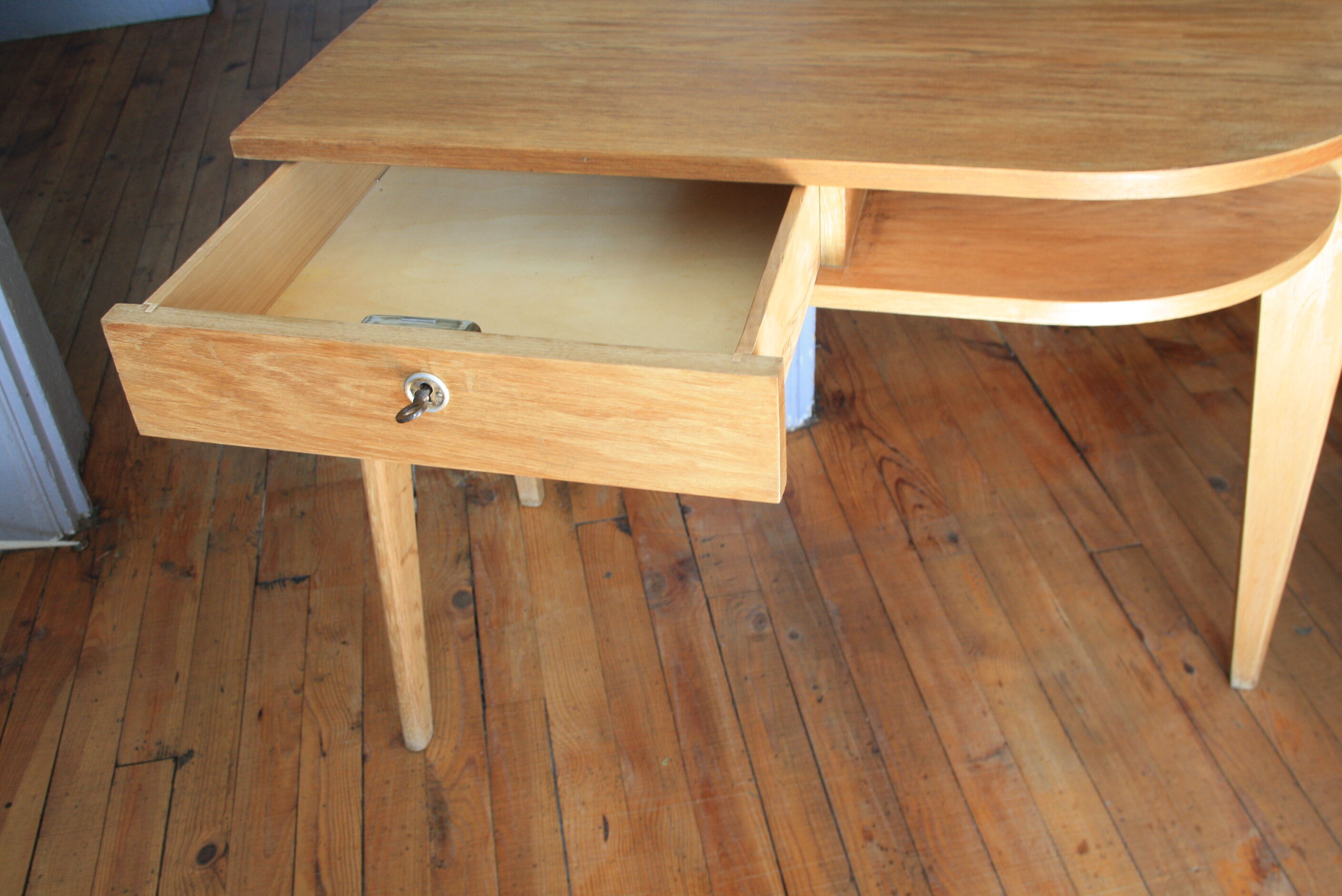 Bureau tripode