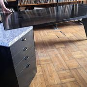 Grand bureau bois laqué et granite 1980
