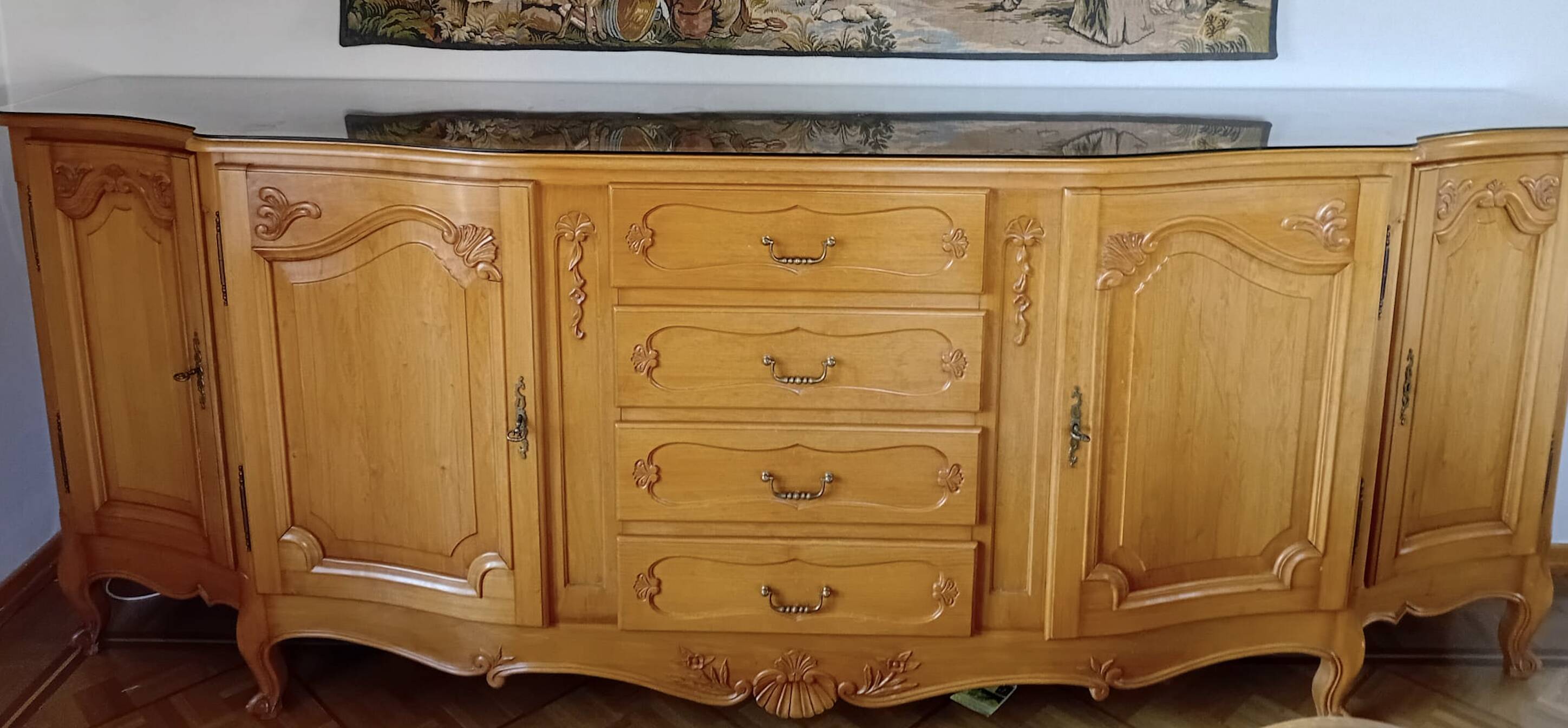 Buffet moulures coquillages en bois avec tablette en verre