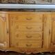 Buffet moulures coquillages en bois avec tablette en verre