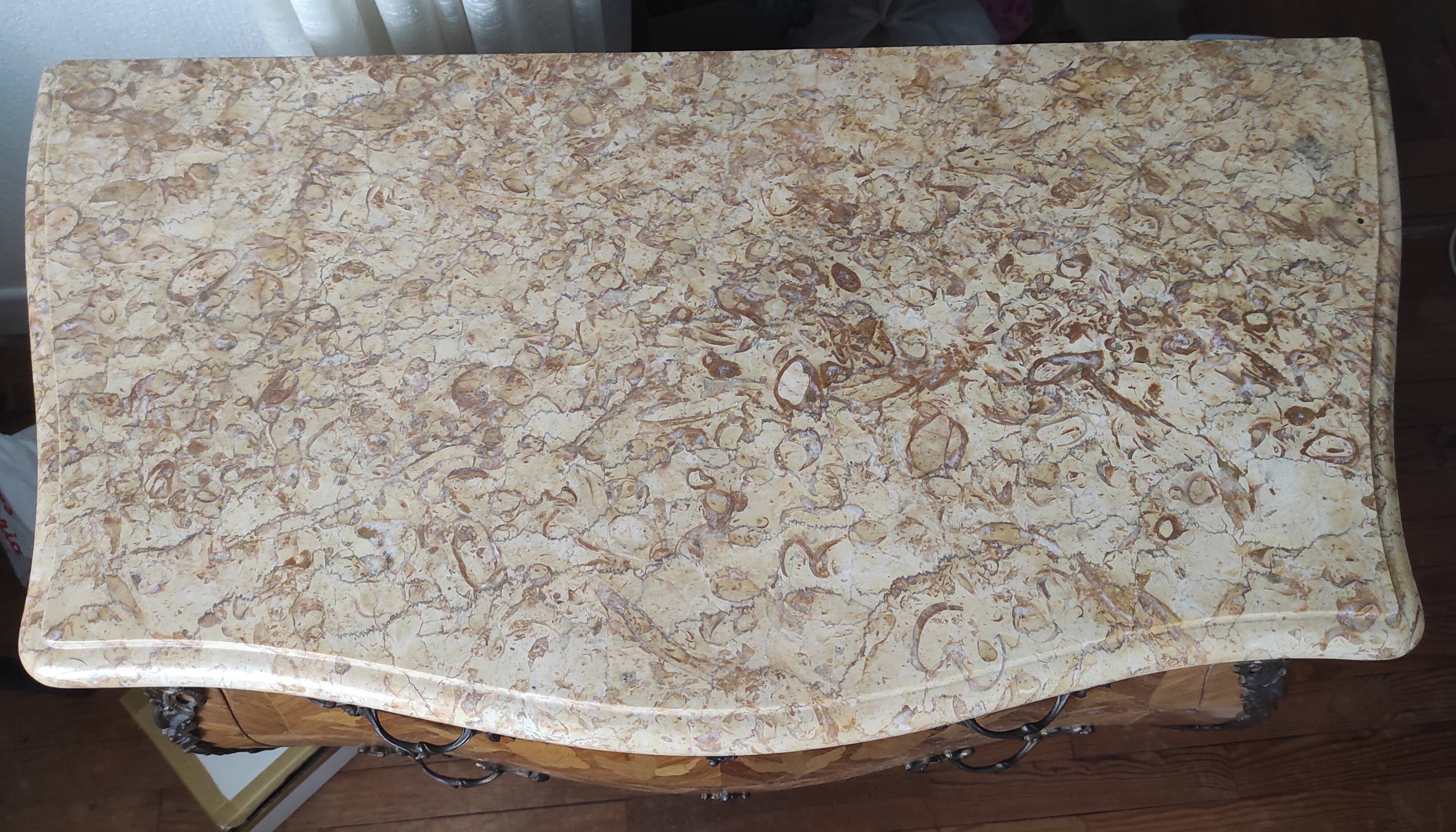 Commode sauteuse galbée style Louis XV-Marqueterie florale et marbre-TBE