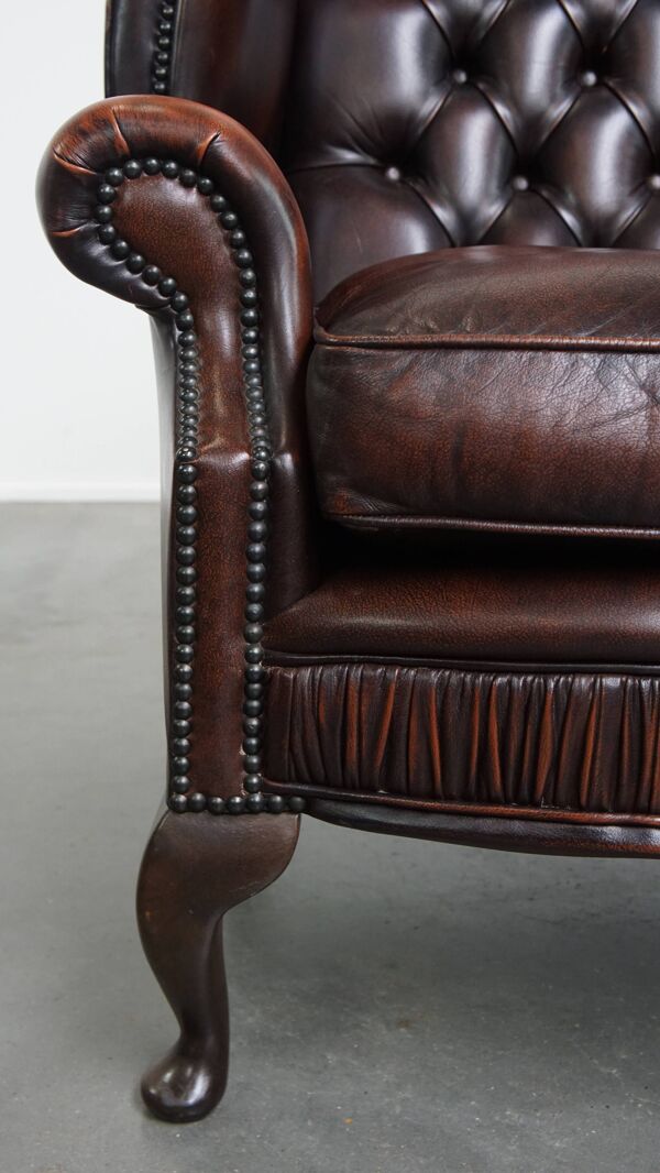 Fauteuil à oreilles Chesterfield en cuir de vache marron