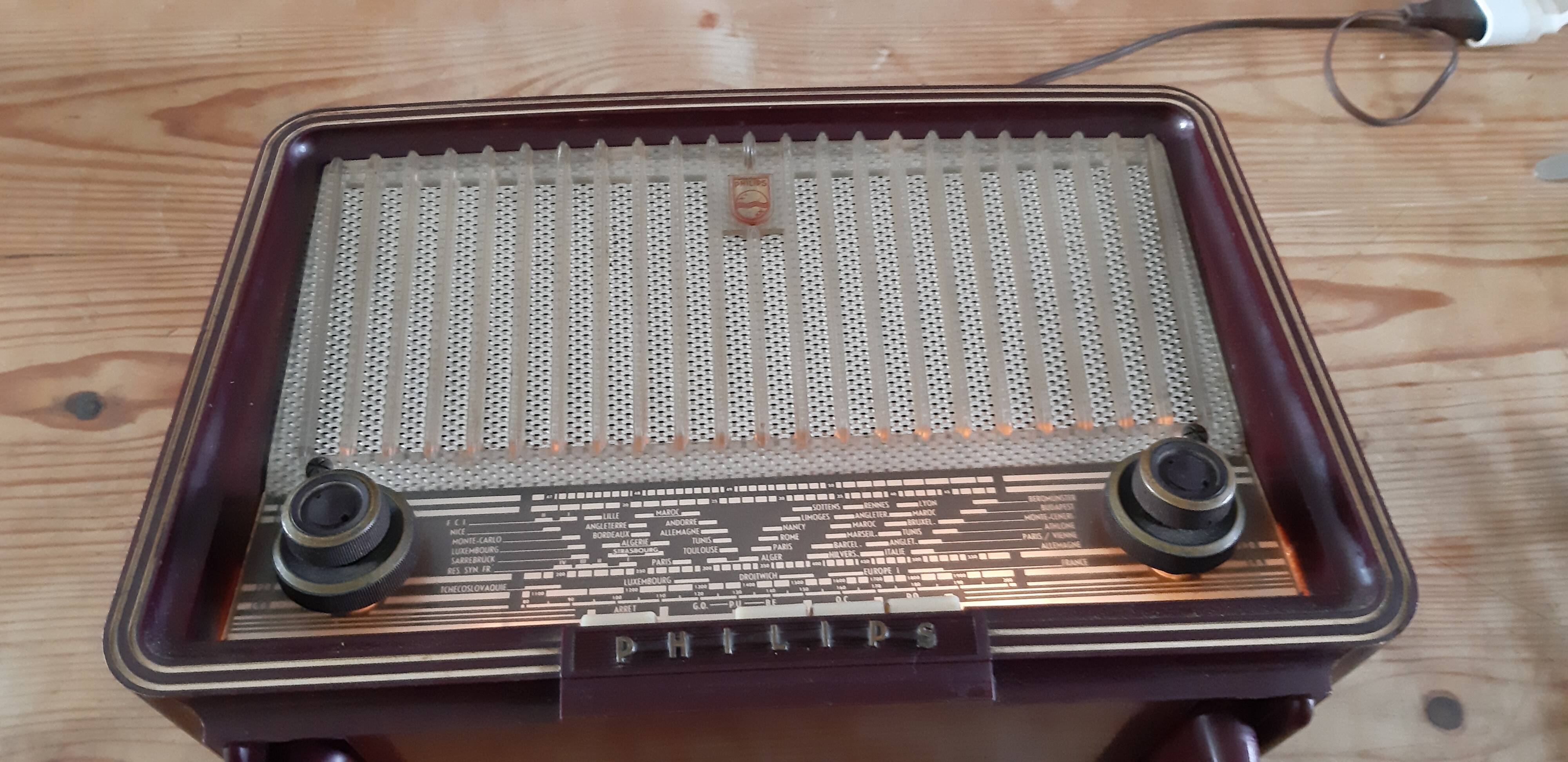 Philips vintage radio in bakelite