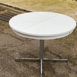 White dining table with a central tulip base, extendable to 100cm.