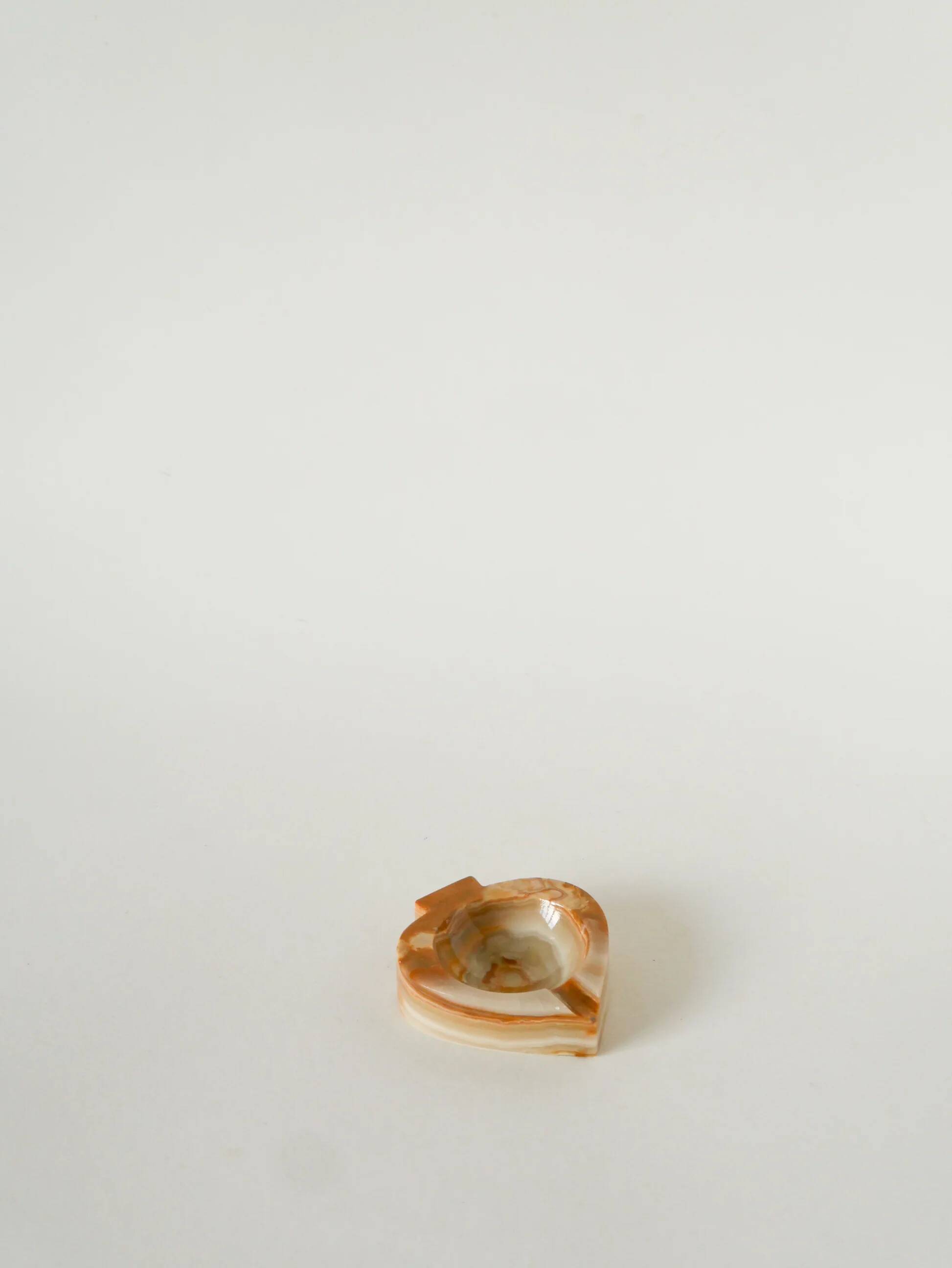 Vide-poche en albâtre, forme pique, beige et marron, 1970