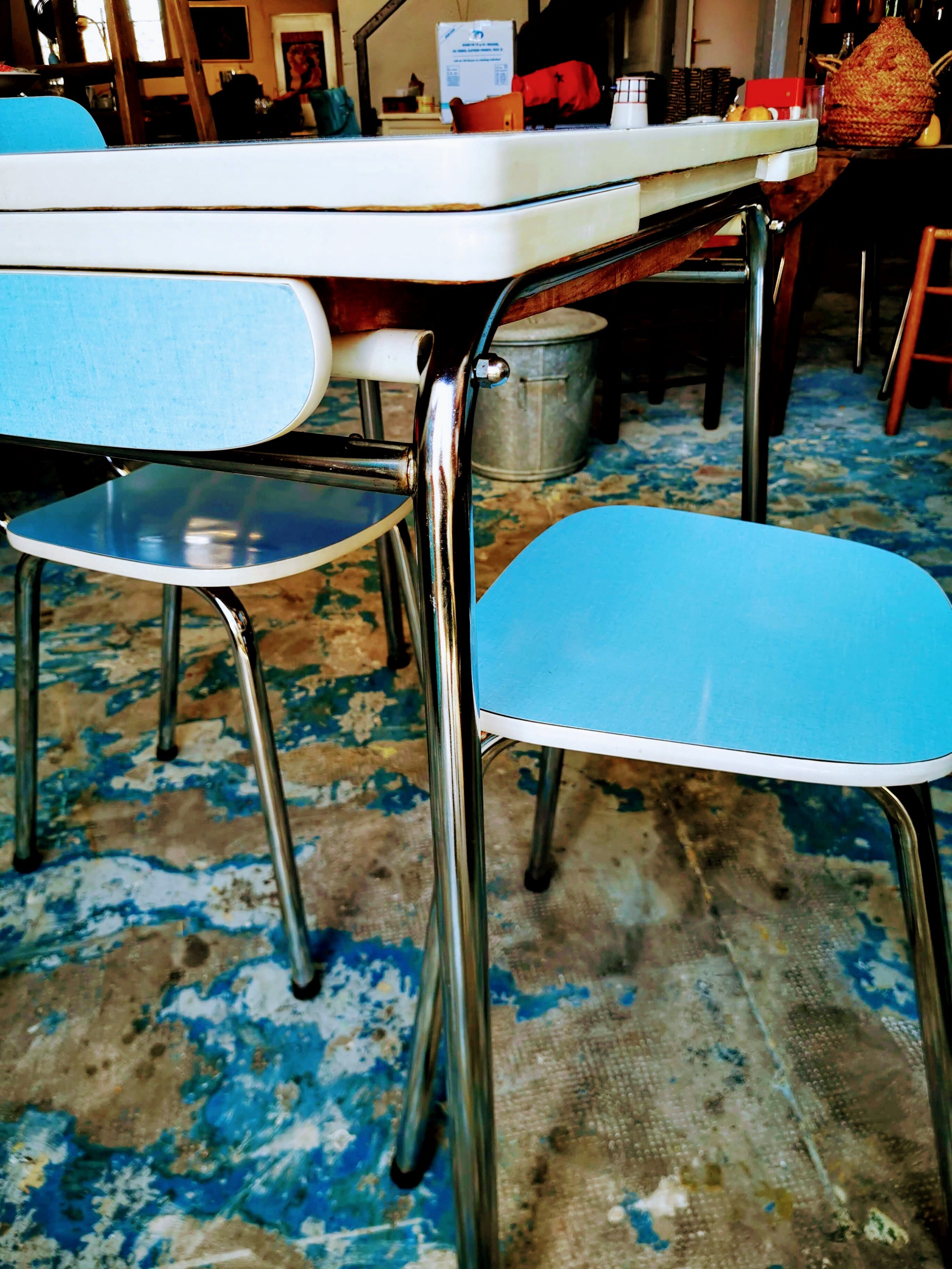 Set table and chairs in blue formica