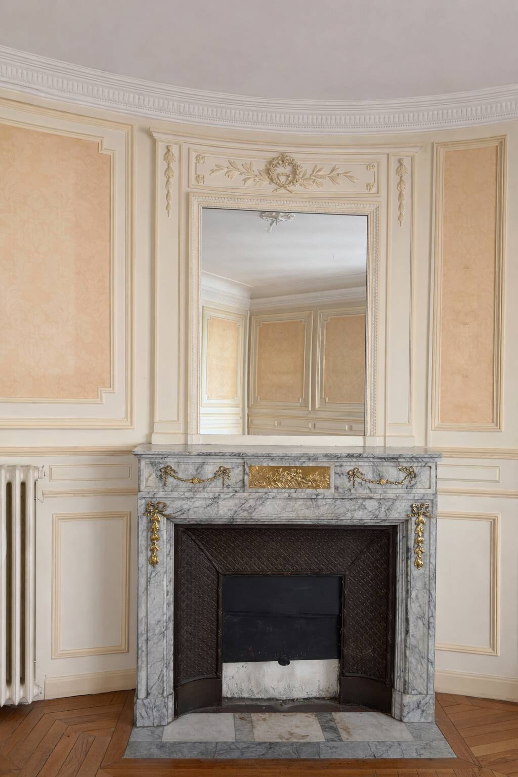 Louis XVI fireplace in veined grey marble with original gilded bronzes from the 19th century.