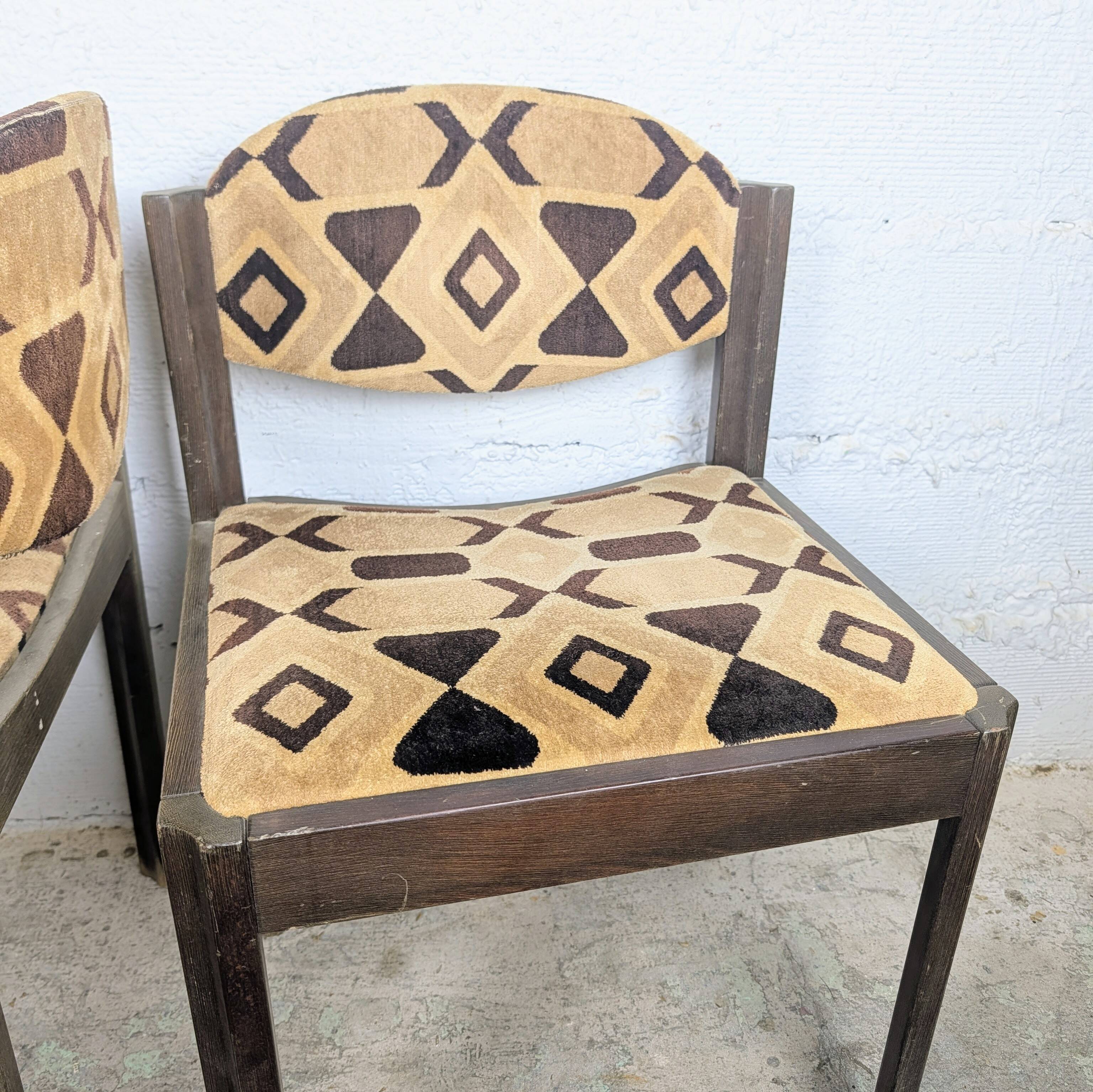 Pair of vintage chairs with geometric graphic fabric – 1970s