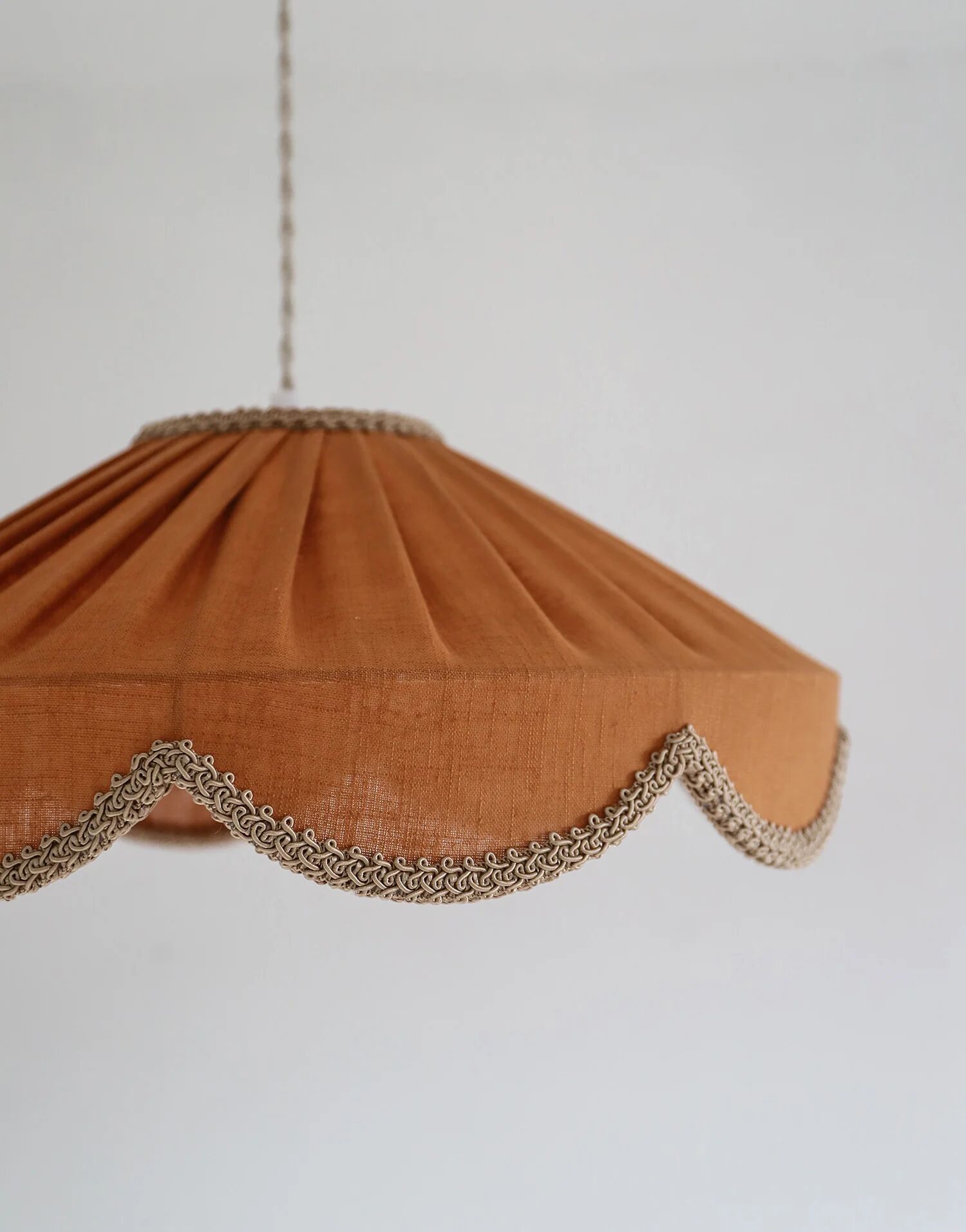 Suspension in a solid floral shape Cosette "caramel"