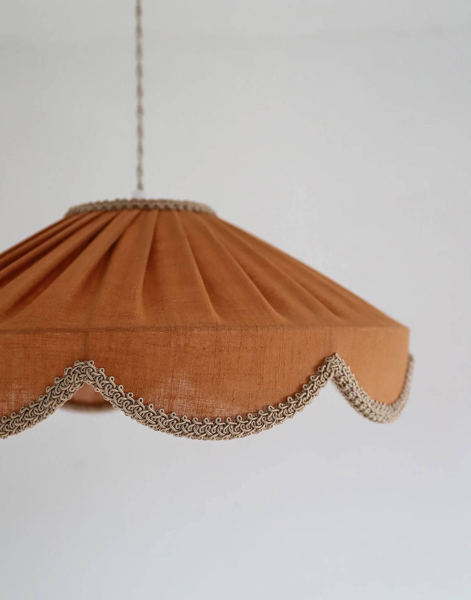 Suspension in a solid floral shape Cosette "caramel"