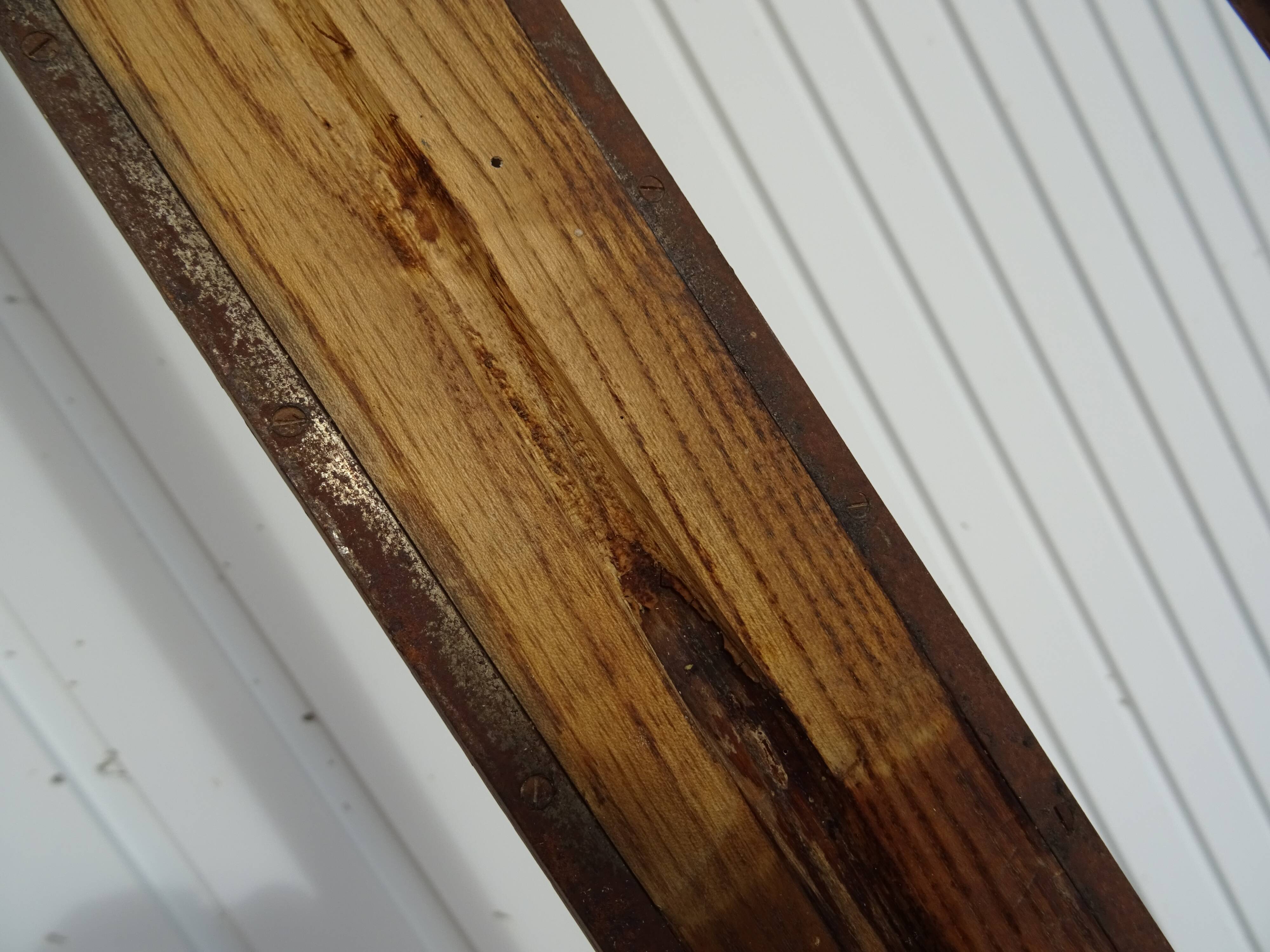 Ancienne paire de skis en bois l'Alpestre