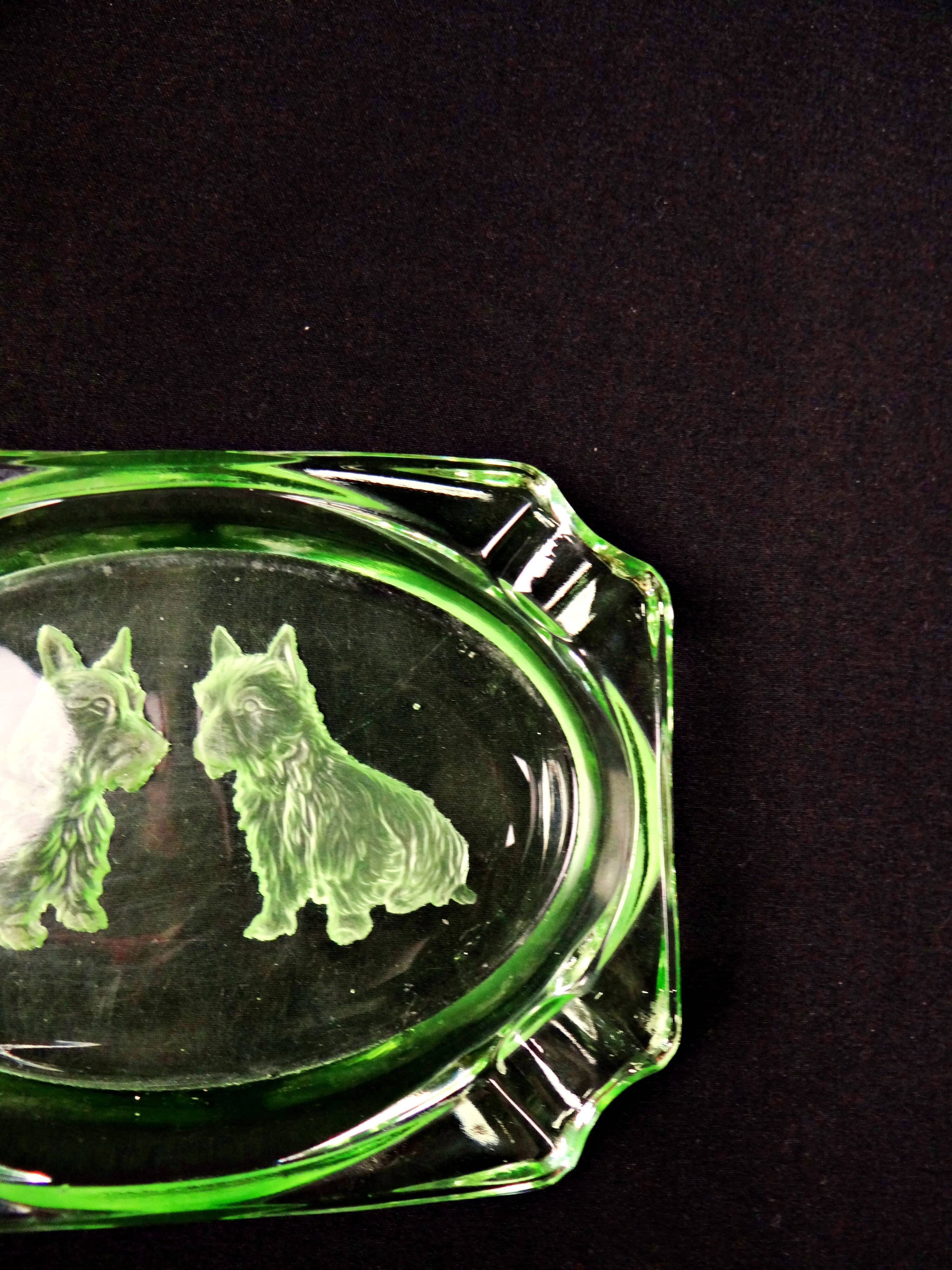 Cendrier style Art Déco en ouraline en verre gravé chiens Scottish Terrier