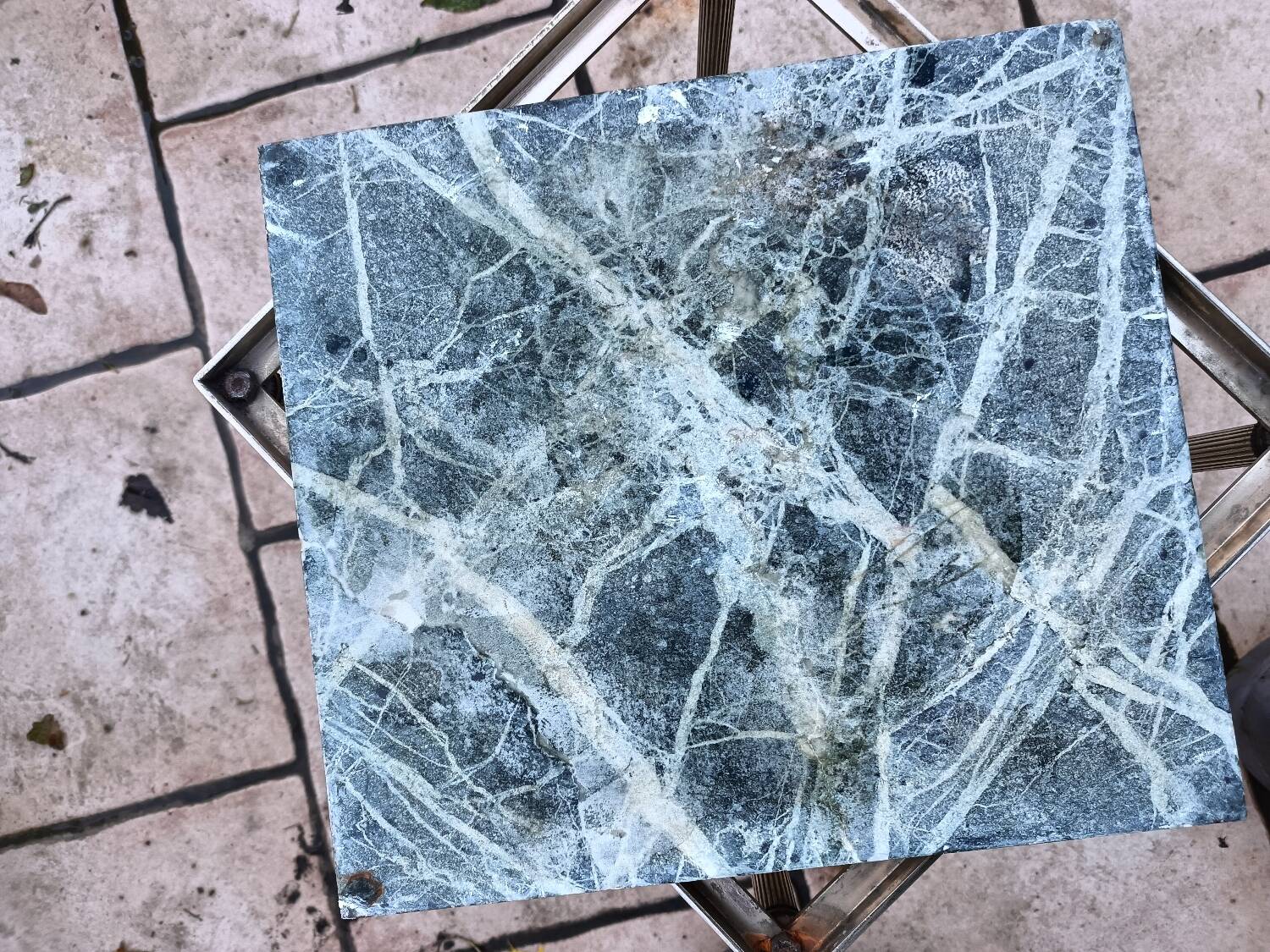 Table gigogne ancienne avec plateau marbre