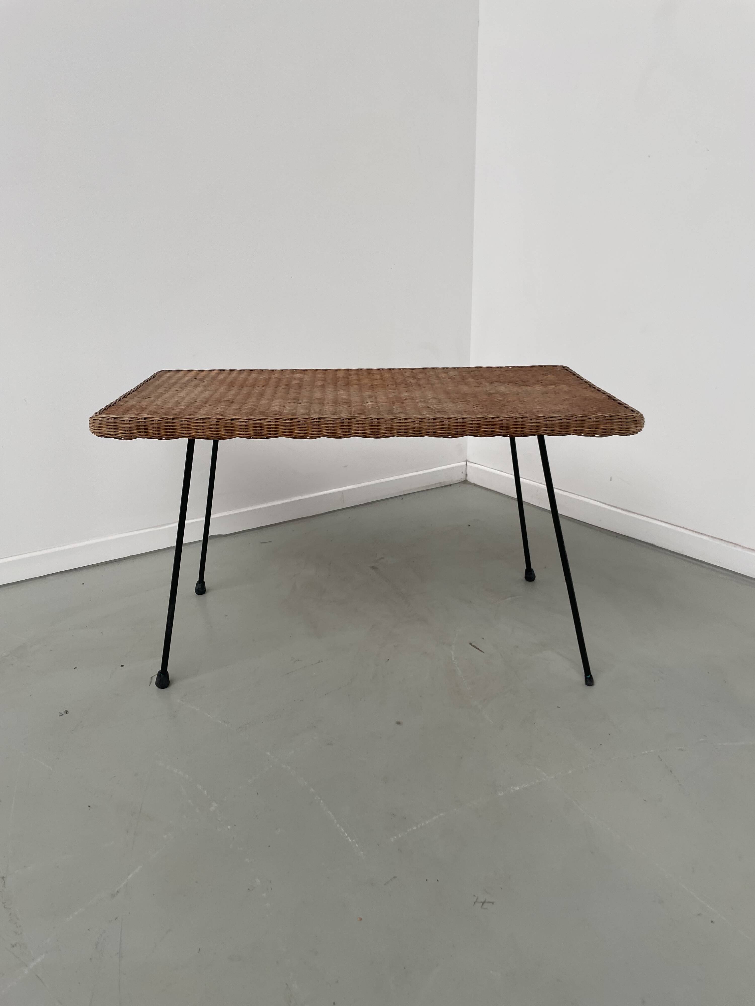 Table basse osier tressé et métal 1960