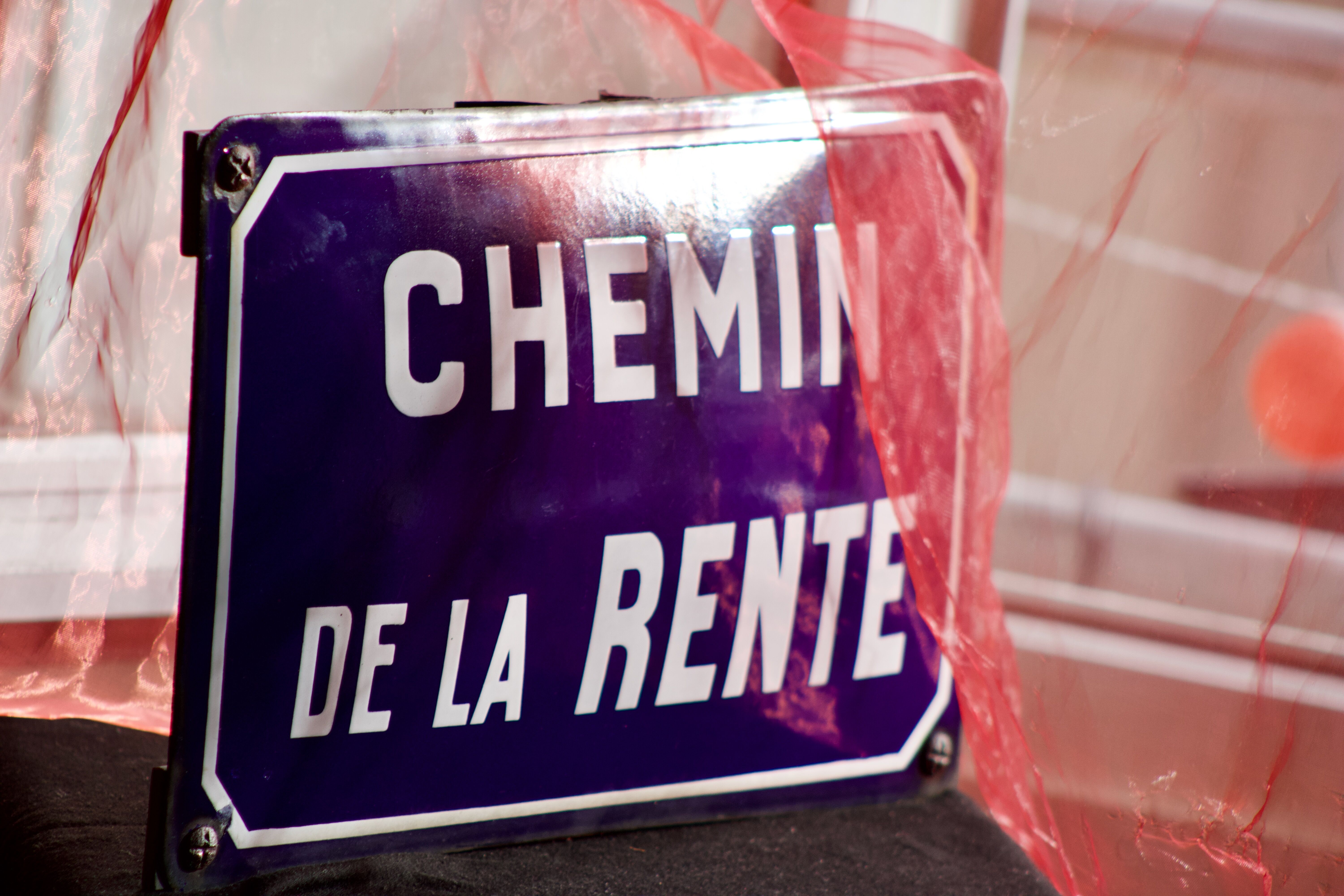 Old Enamelled and bulging "Chemin de la Rente" street plate, in perfect condition, on its cast iron support