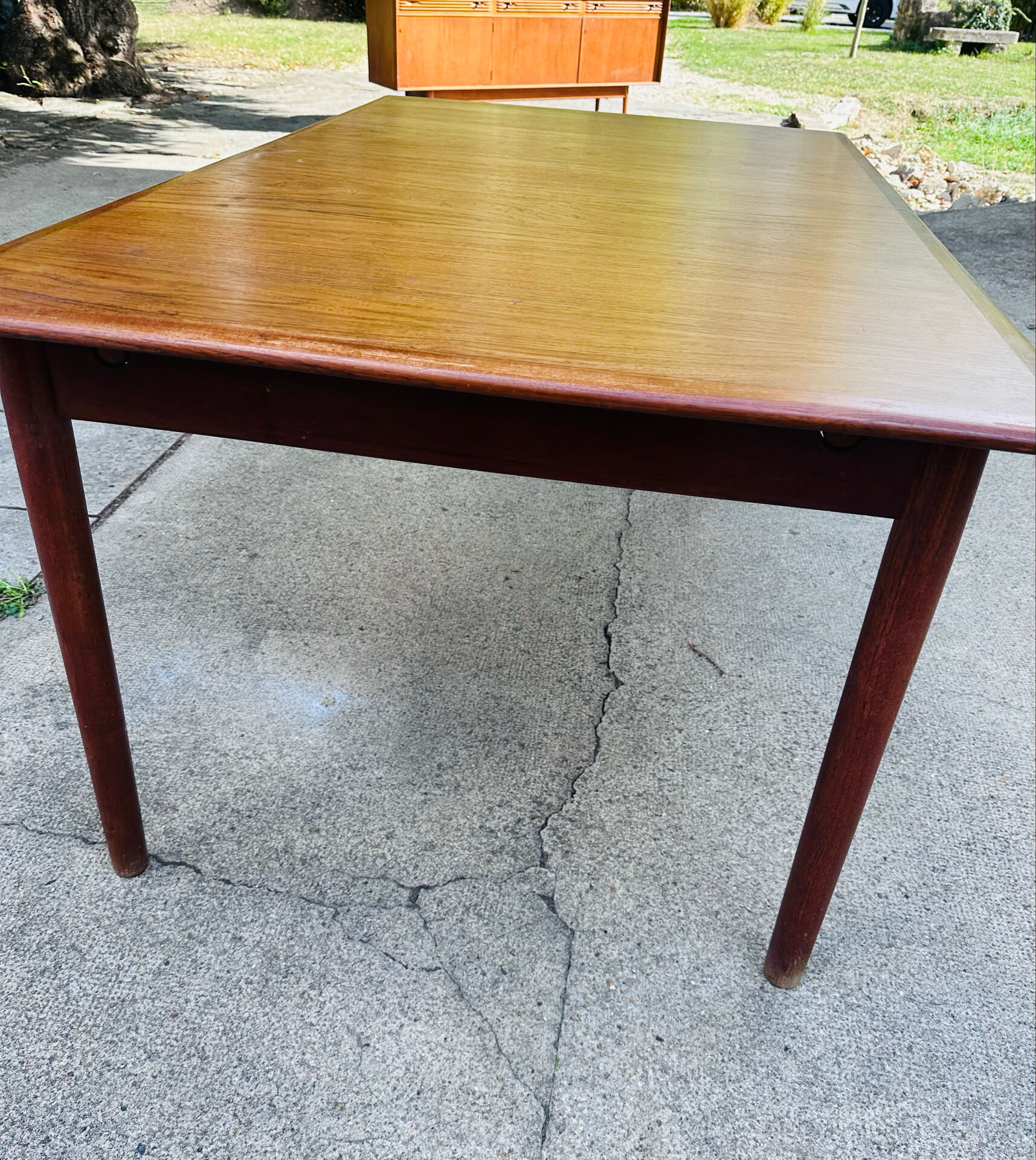 Table scandinave