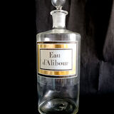 Flacon en pharmacie en verre transparent
