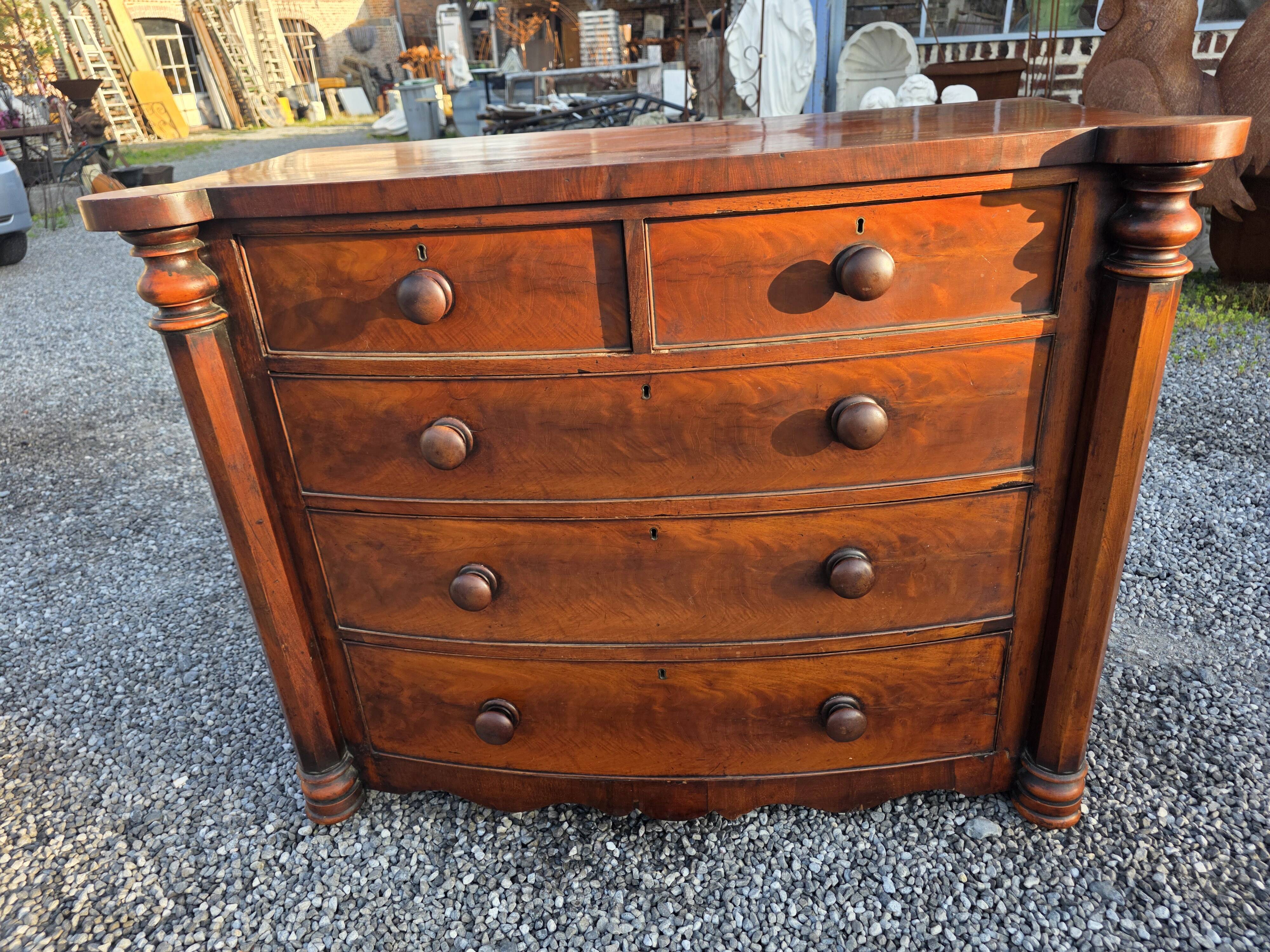 Commode galbée ancienne en acajou de style anglais