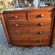Commode galbée ancienne en acajou de style anglais