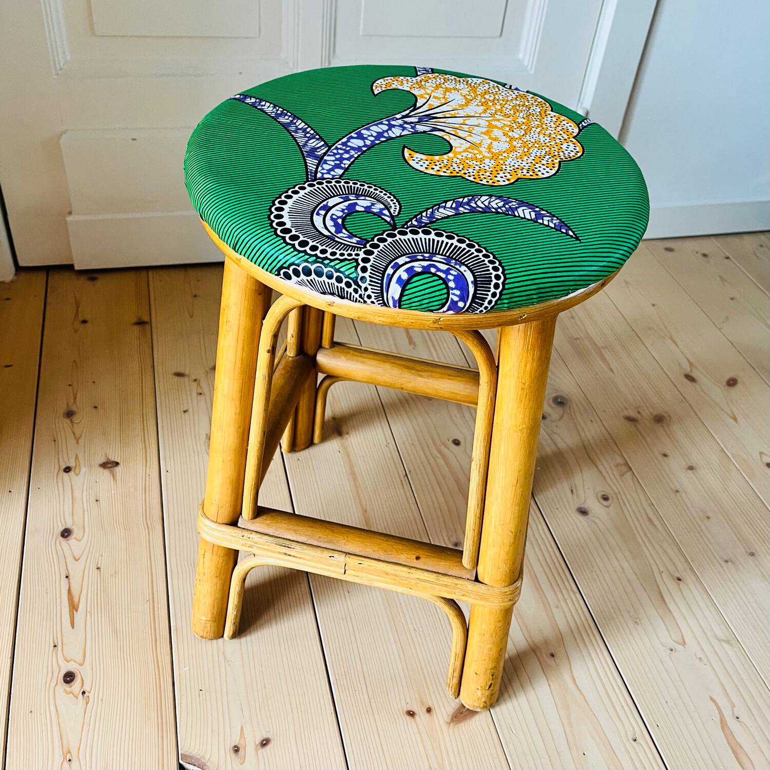 Tabouret vintage en rotin - tissu wax africain