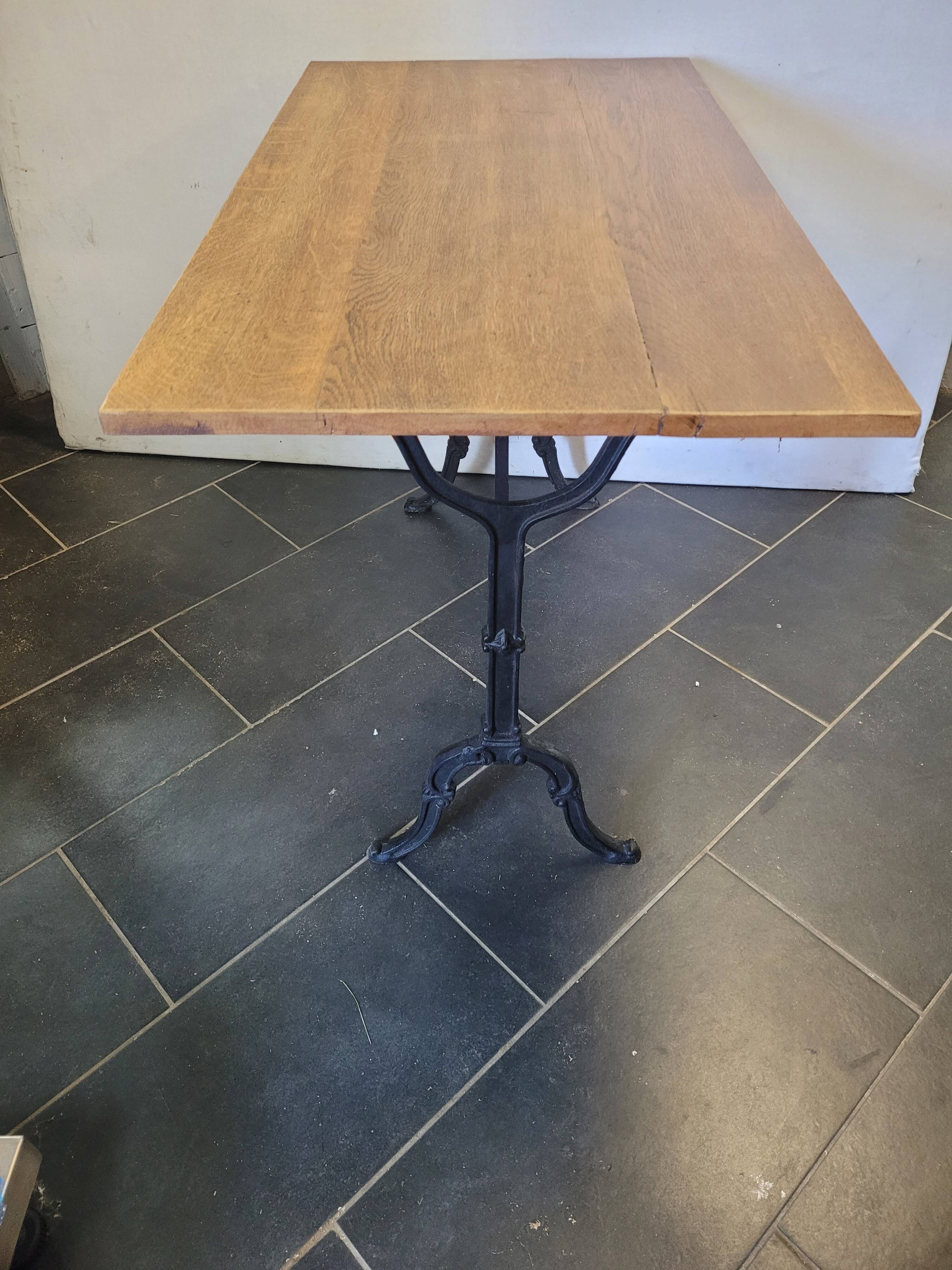 Table bistrot piètement fonte dessus en chêne