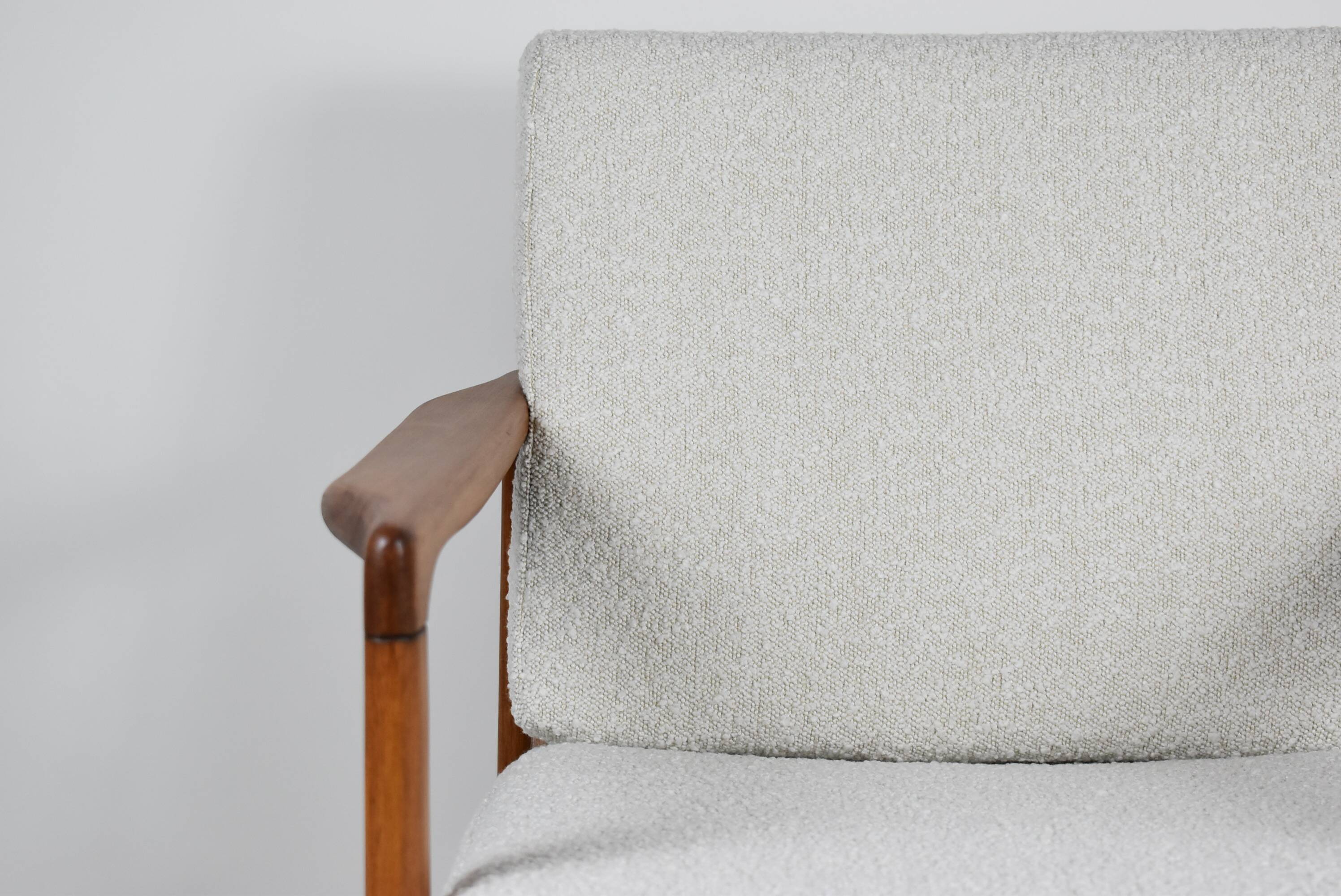 Fauteuil bouclé original Baczyk, restauré, blanc, teck