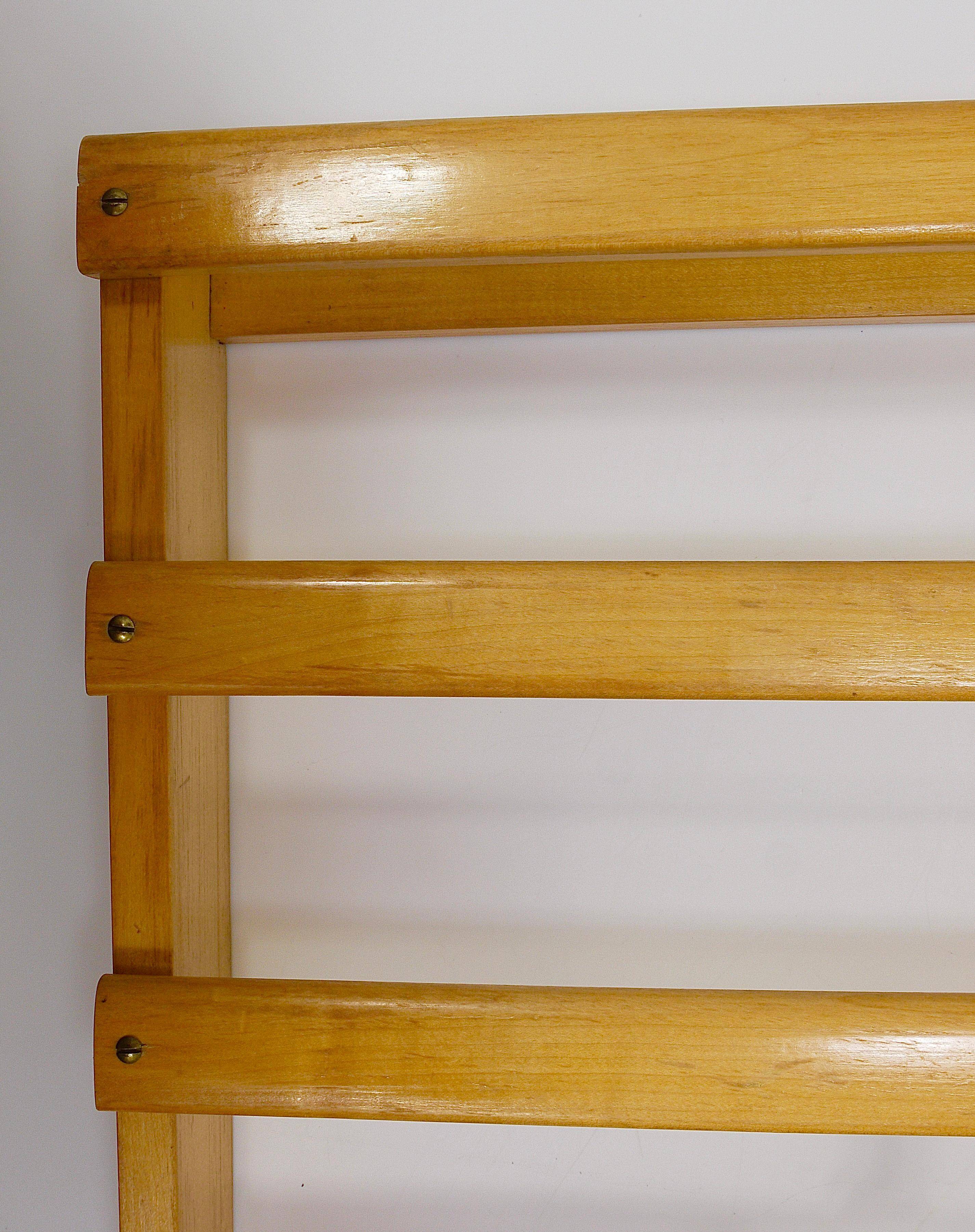 Grand coat rack Auböck Carl Mid-Century in beech with 8 brass hooks, 1950s.