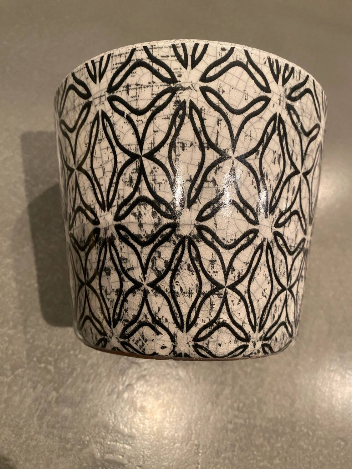 Enamelled earthenware pot