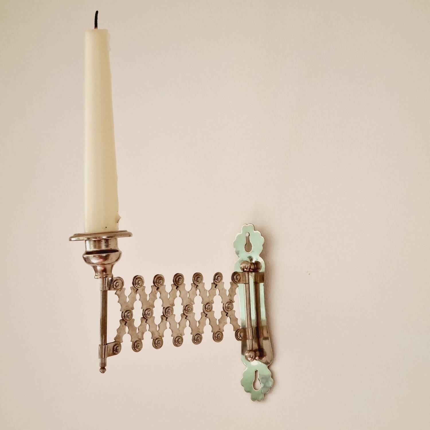 Metal accordion wall candle holder