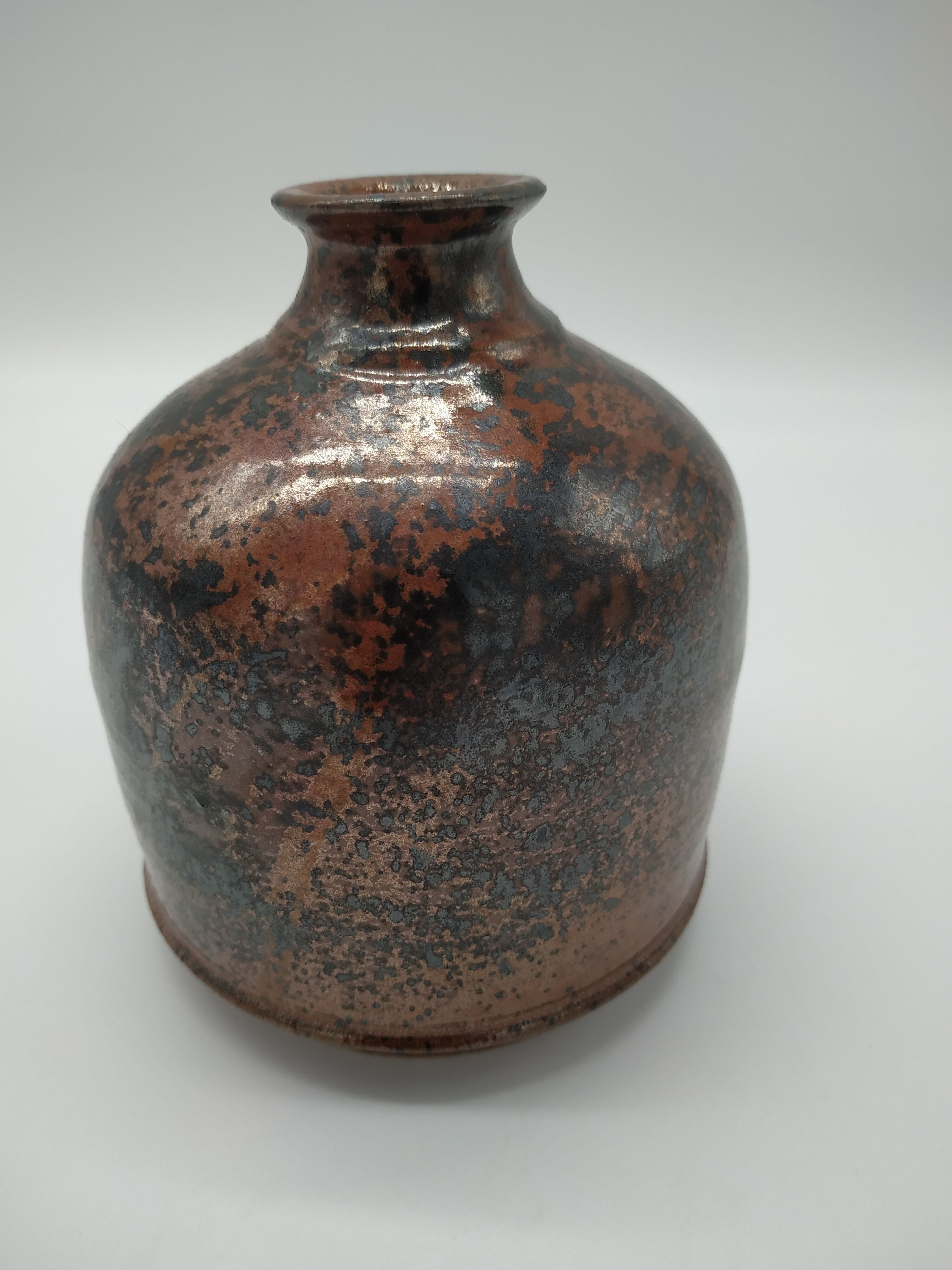 Vase bottle in sandstone pyrity
