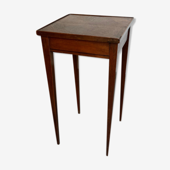 Table serves a pedestal