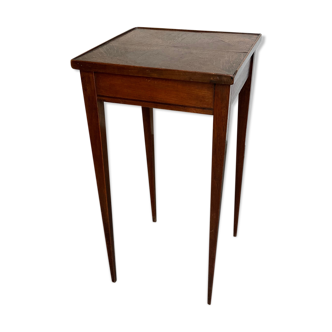 Table serves a pedestal