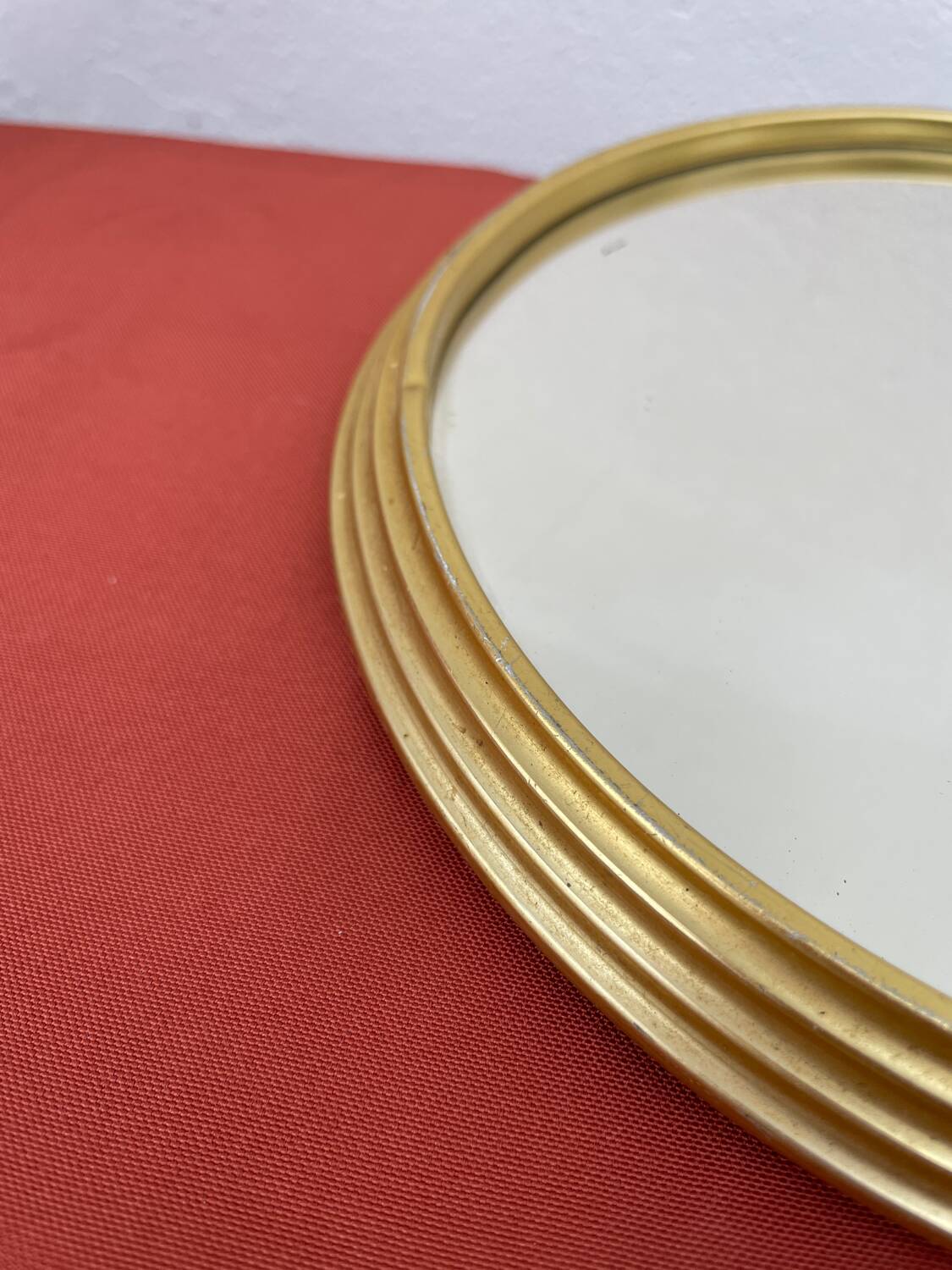 Round mirror in gold metal