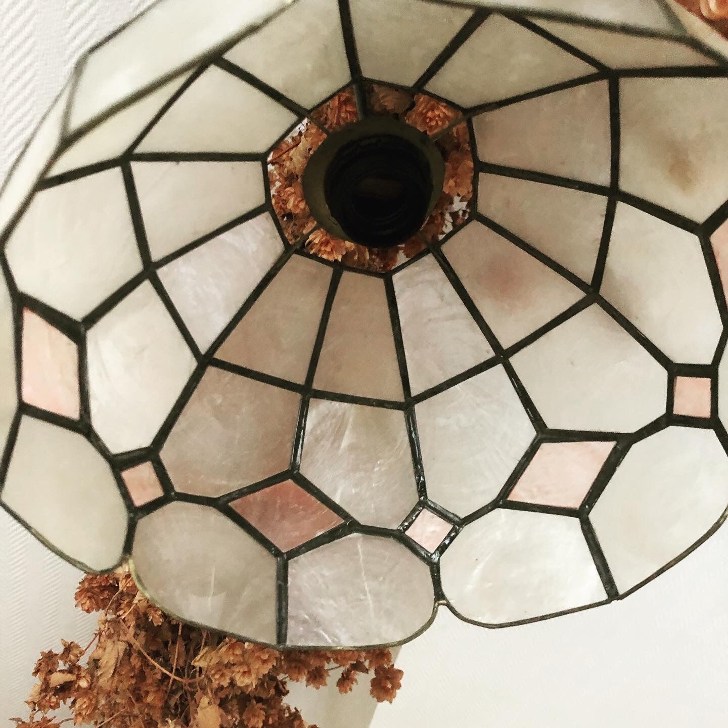 Mother-of-pearl suspension