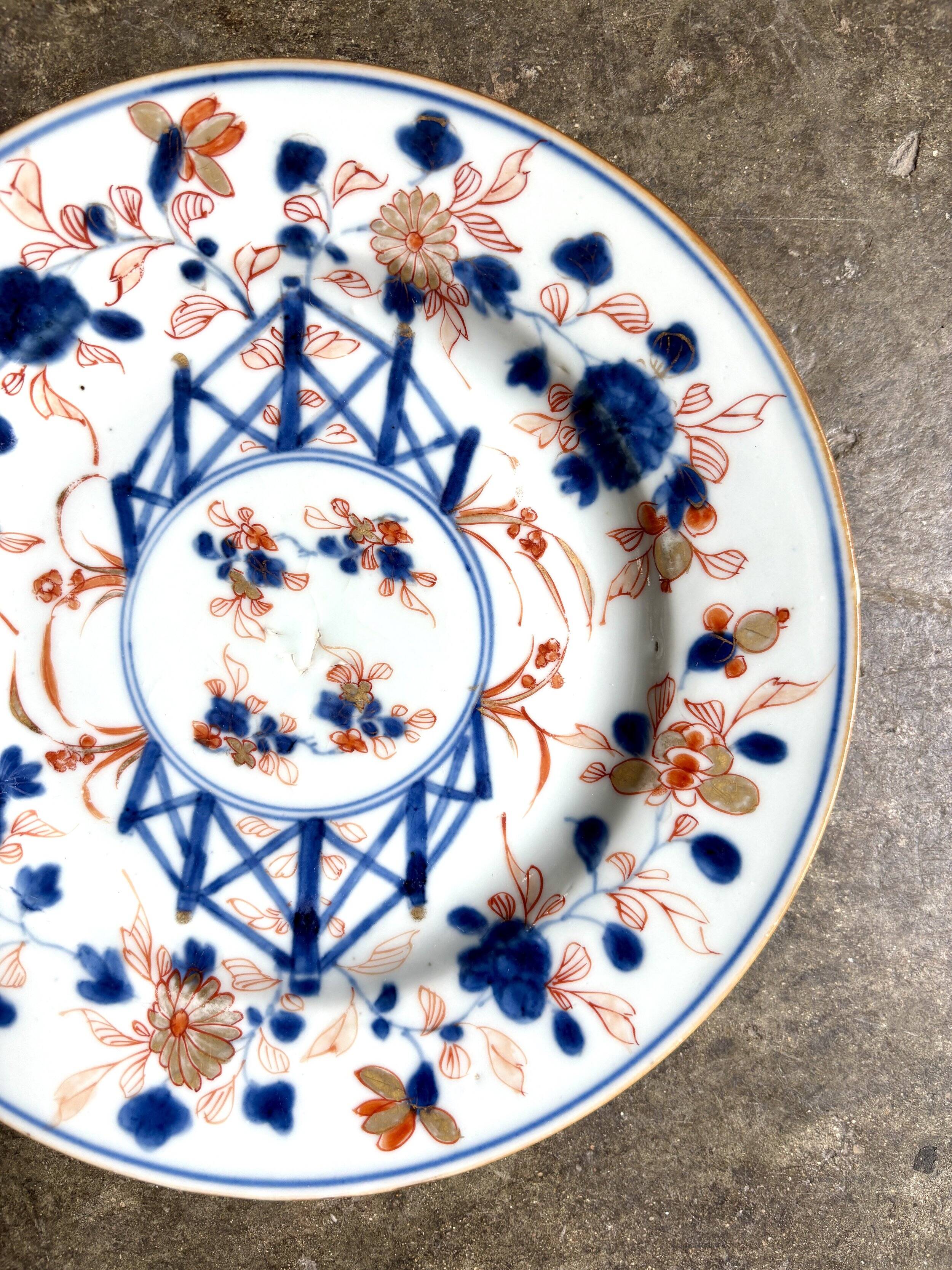 Assiette plate Compagnie des Indes décor Imari en porcelaine peinte à la main, XVIIIème s., n°1