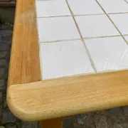 Table de cuisine en bois clair et plateau carrelé blanc – 122x80 cm