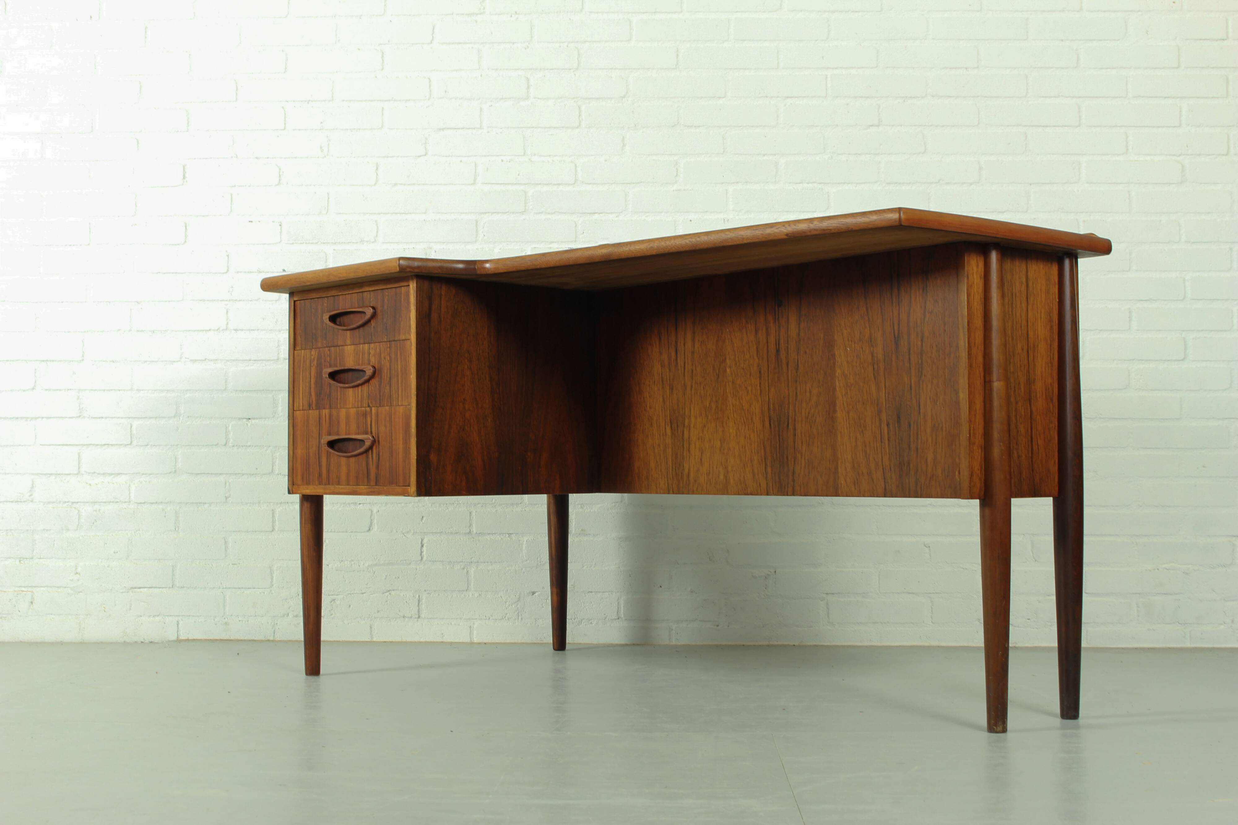 Bureau Boomerang en palissandre du milieu du siècle, années 1960