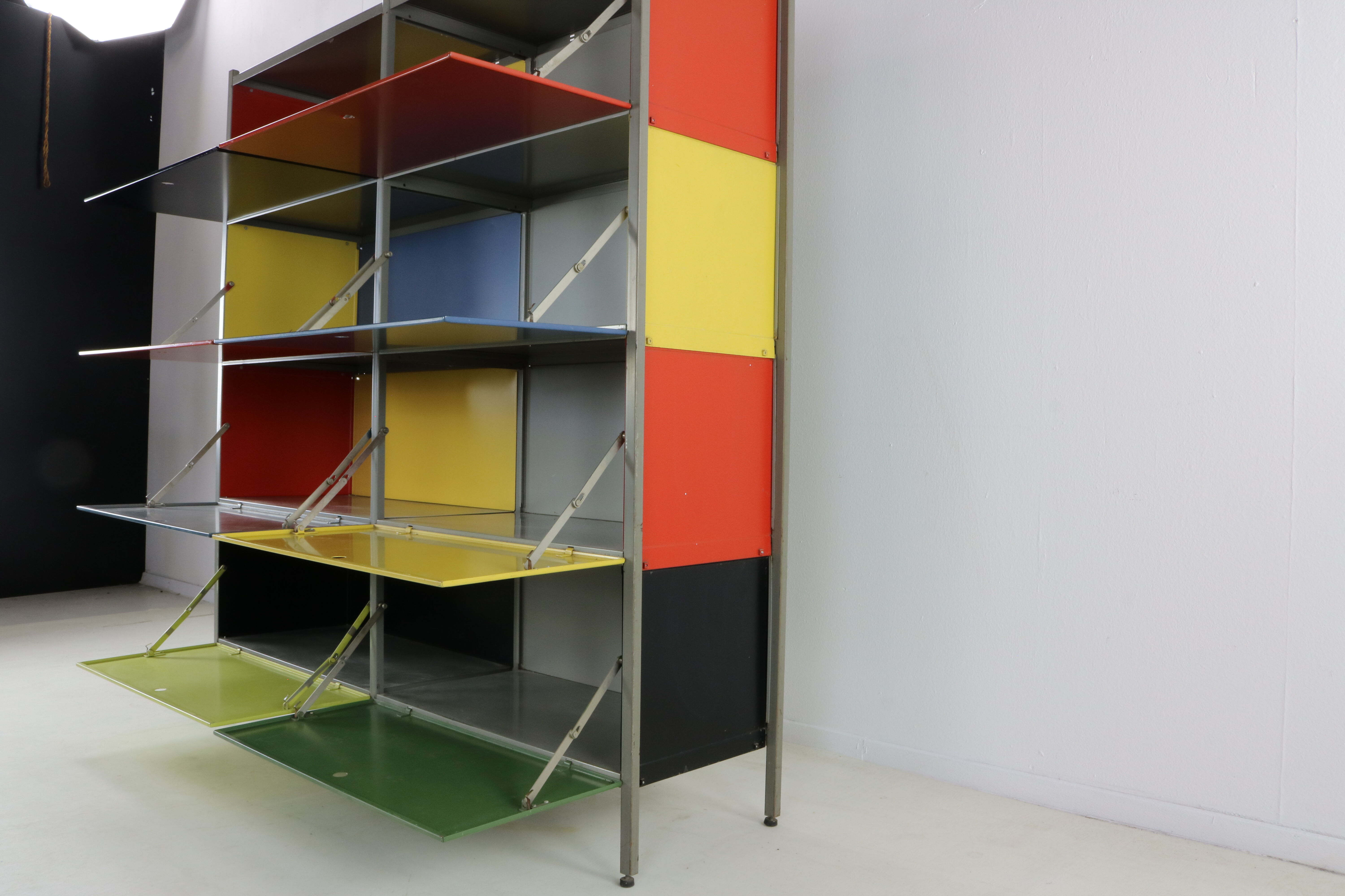 Rangement mural coloré des années 50 par Wim Rietveld pour Gispen