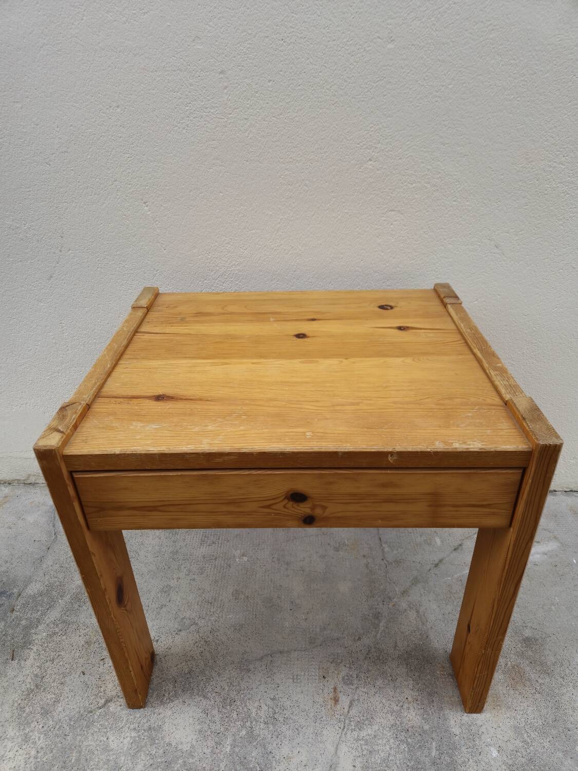 Regain bedside table in vintage pine
