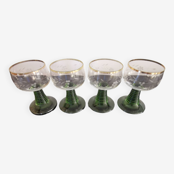 4 verres à vin motif raisin gravé et liseré doré, style Roemer