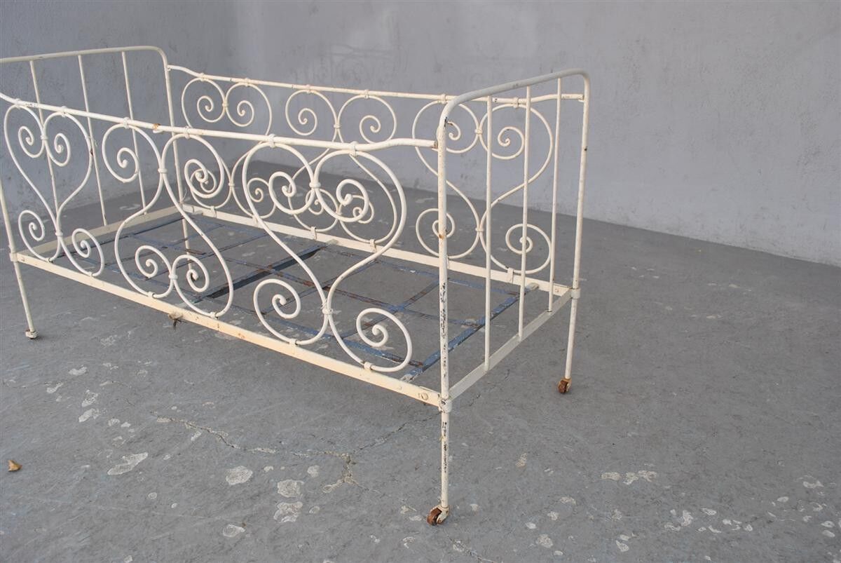 Bed in wrought iron of time end XIX painted white