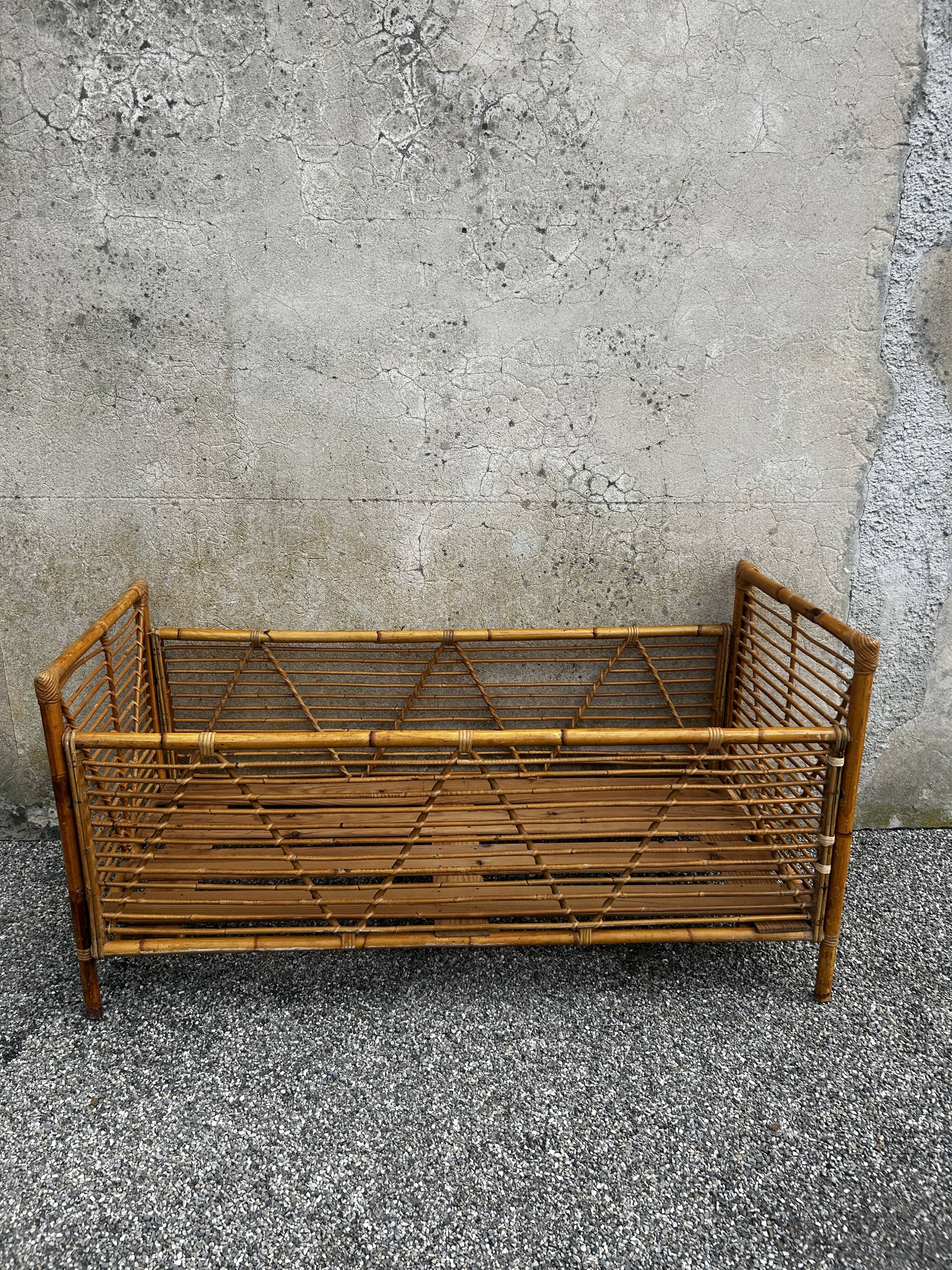 Lit enfant vintage en rotin et bambou – années 70